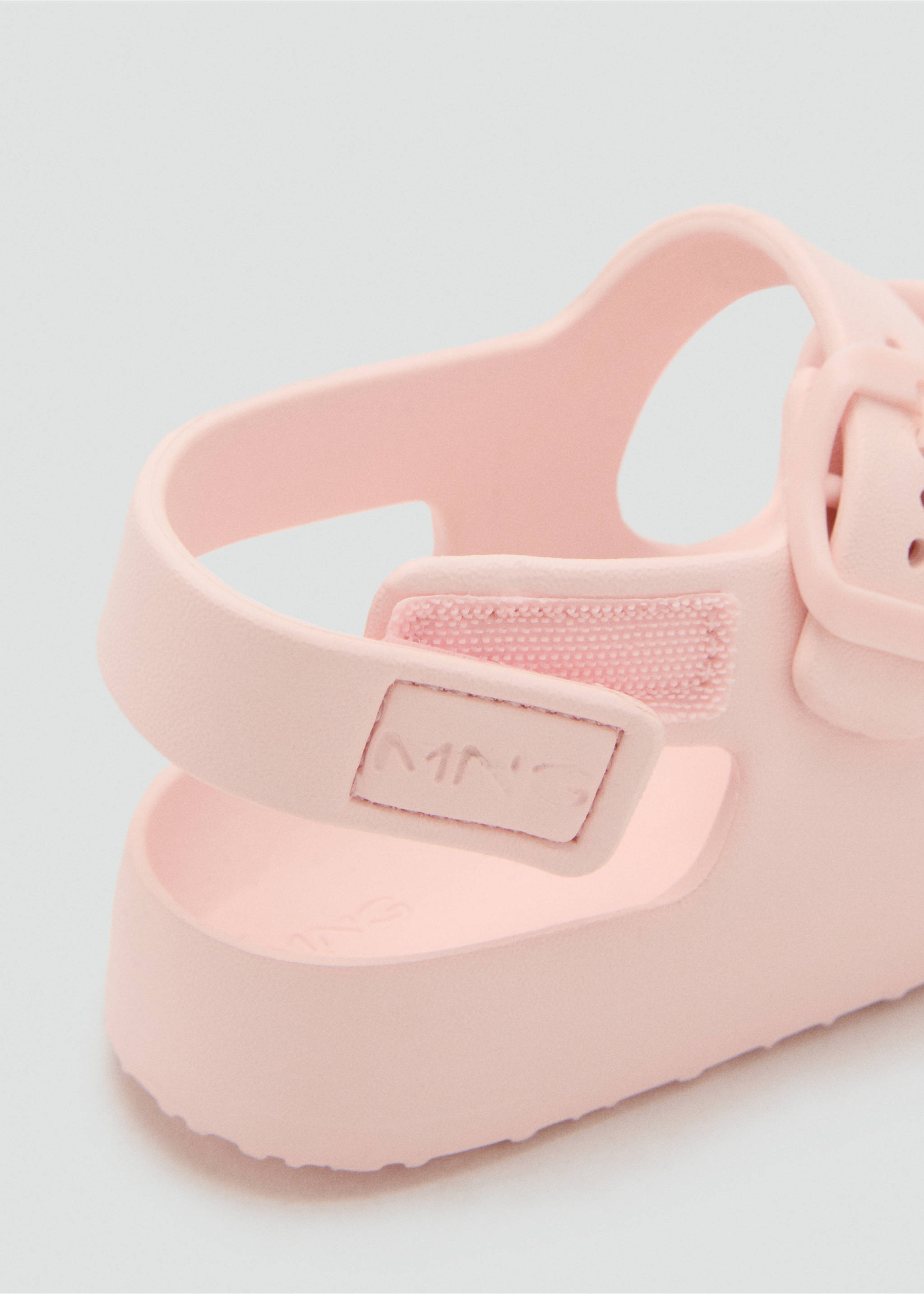 Flip-Flops mit Riemen und Schnalle - Detail des Artikels 2, Pastellrosa. Ref: 87057675-00.