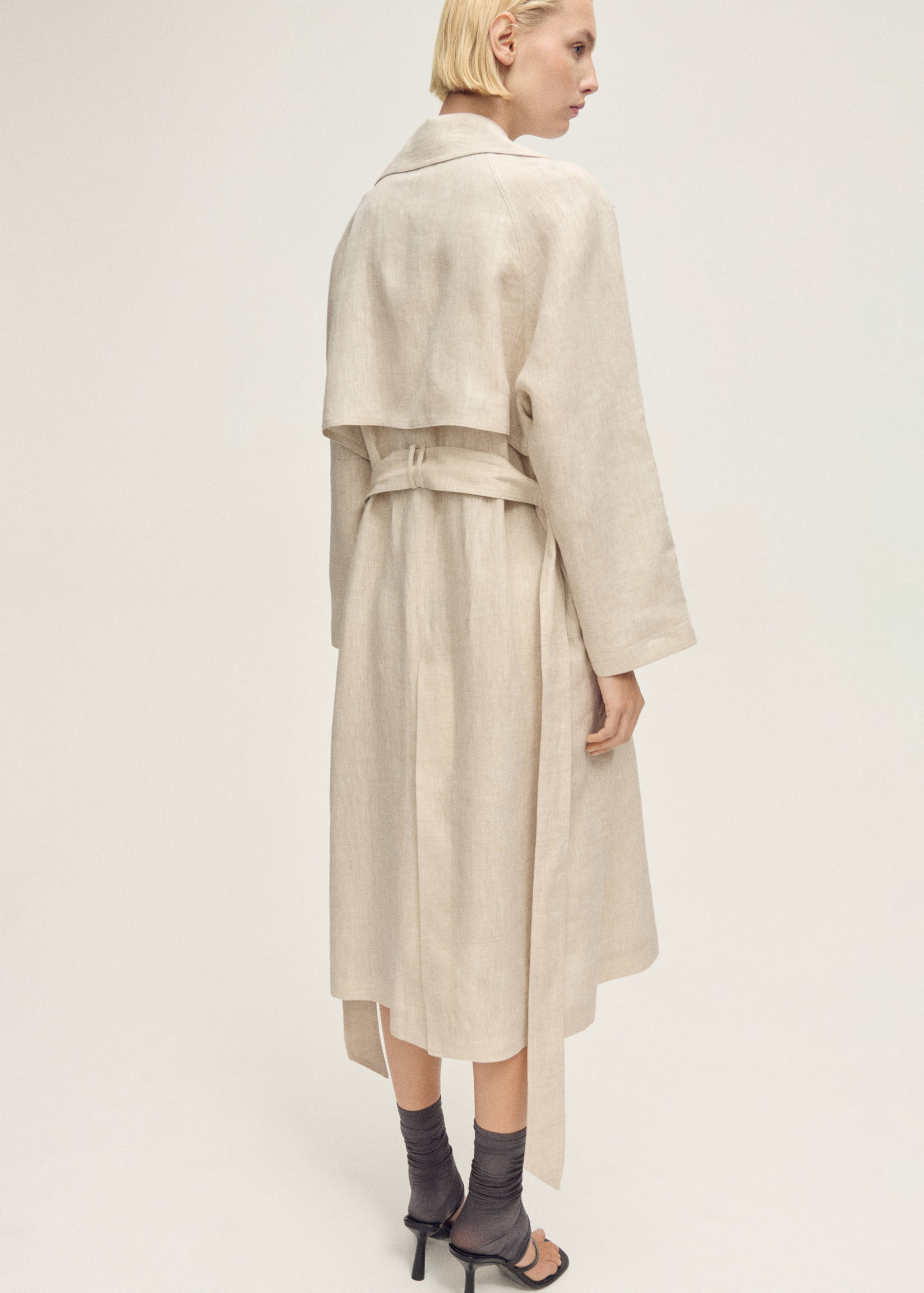 Linen trench coat with pronounced lapels - Reverse of the article