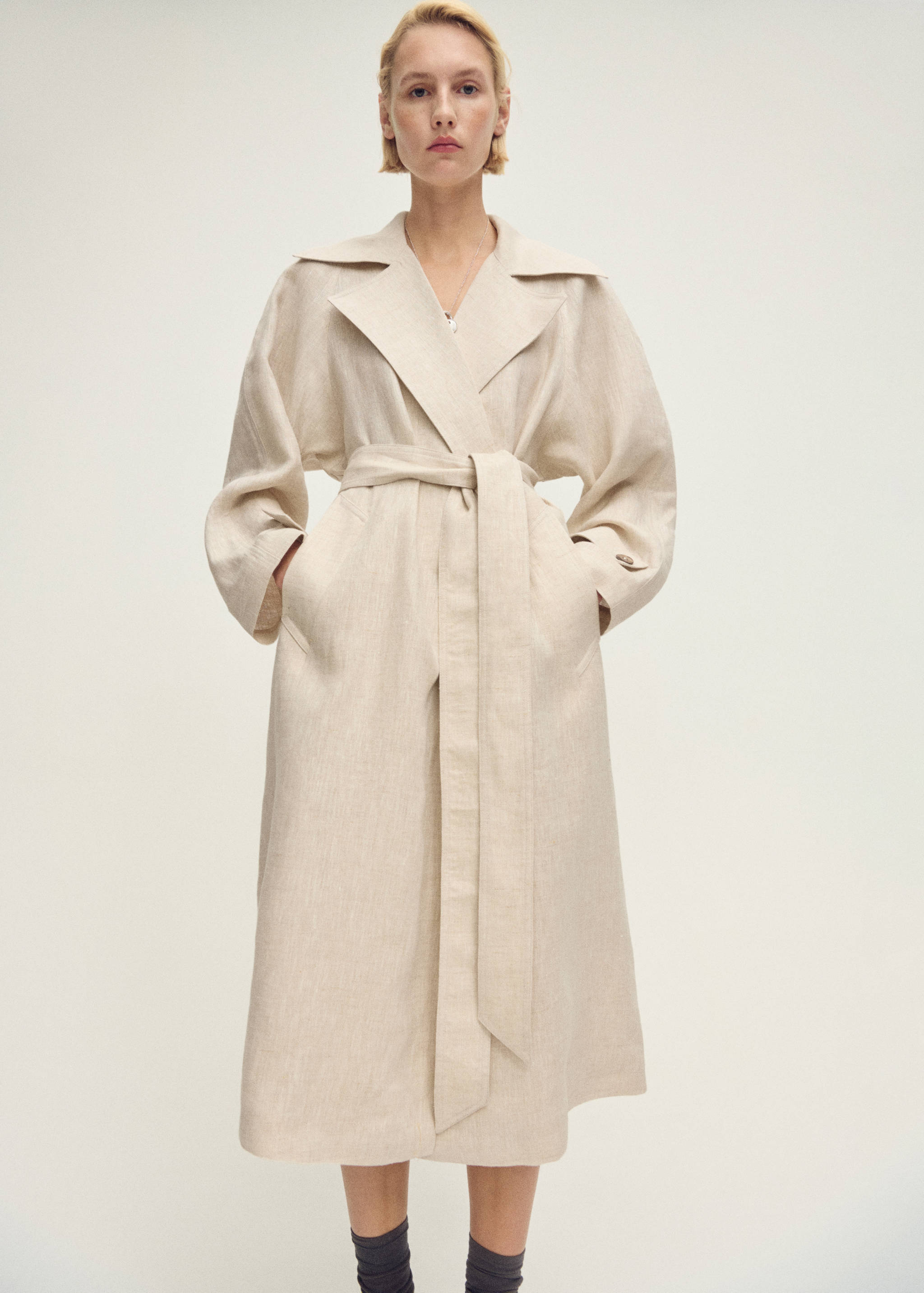 Linen trench coat with pronounced lapels - Details of the article 2