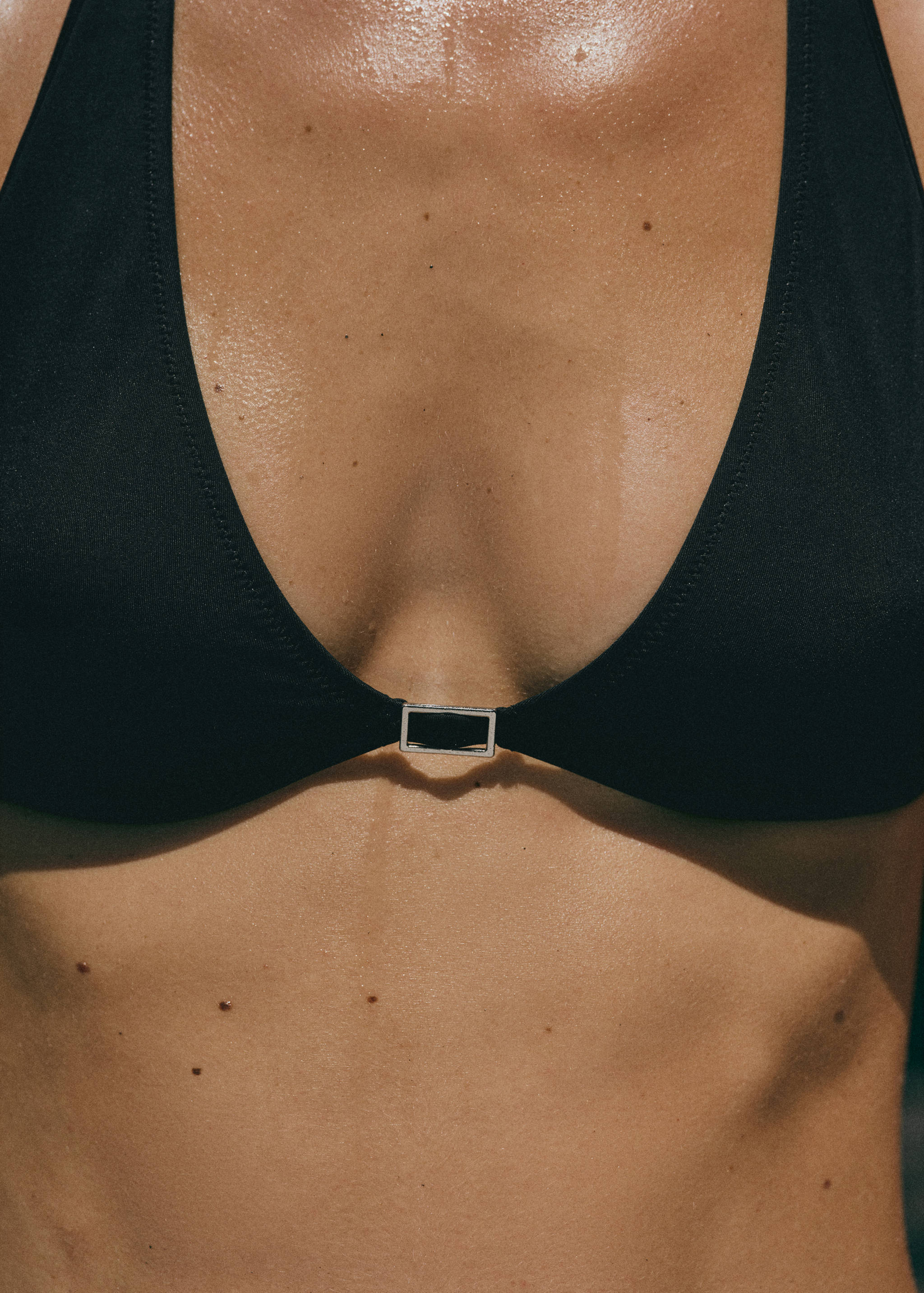 Bikinitopp med spänne - Bild av mittparti