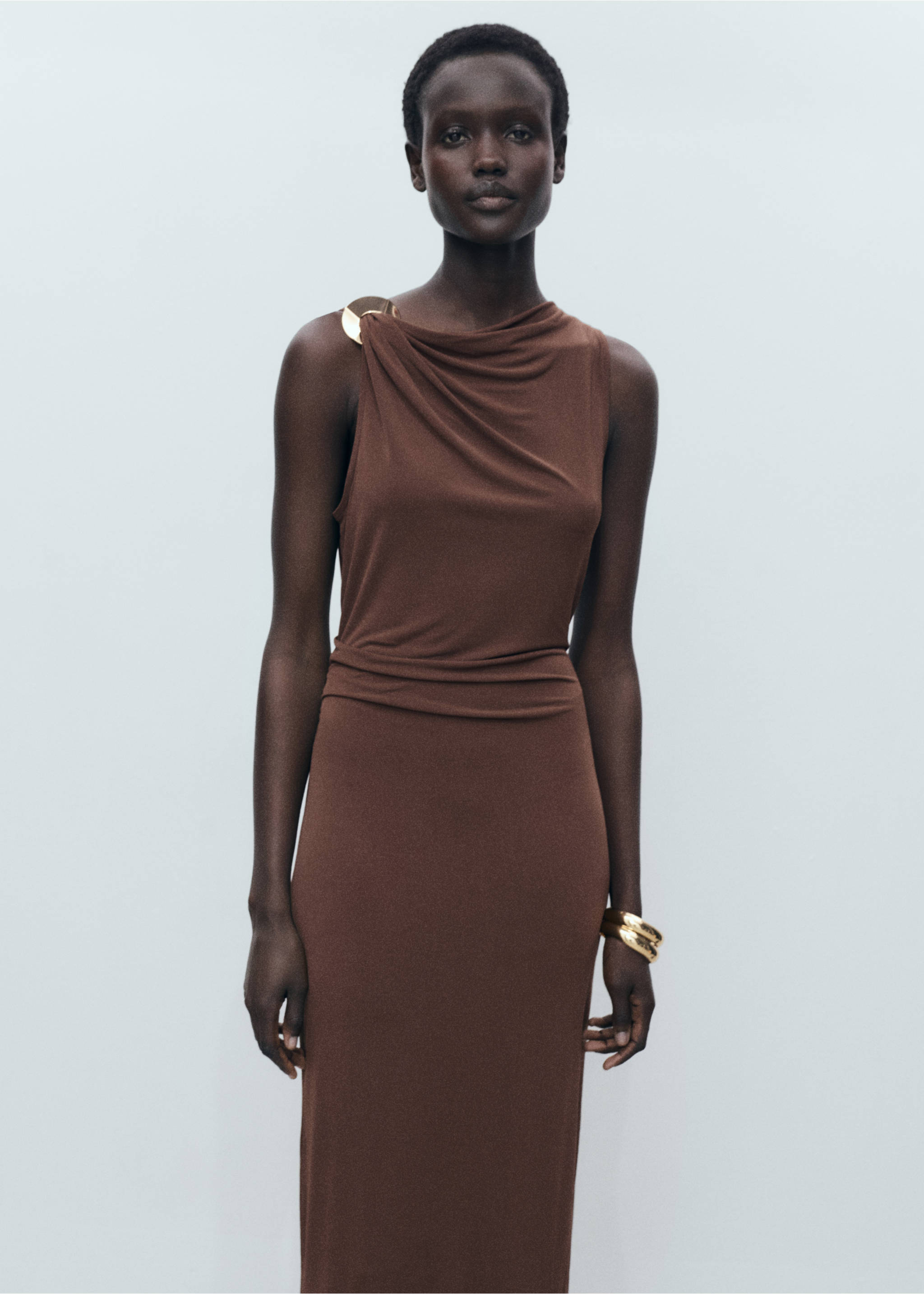 Drapiertes Kleid mit Metallic-Detail - Mittlere Ansicht, Schokolade. Ref: 87057716-00.