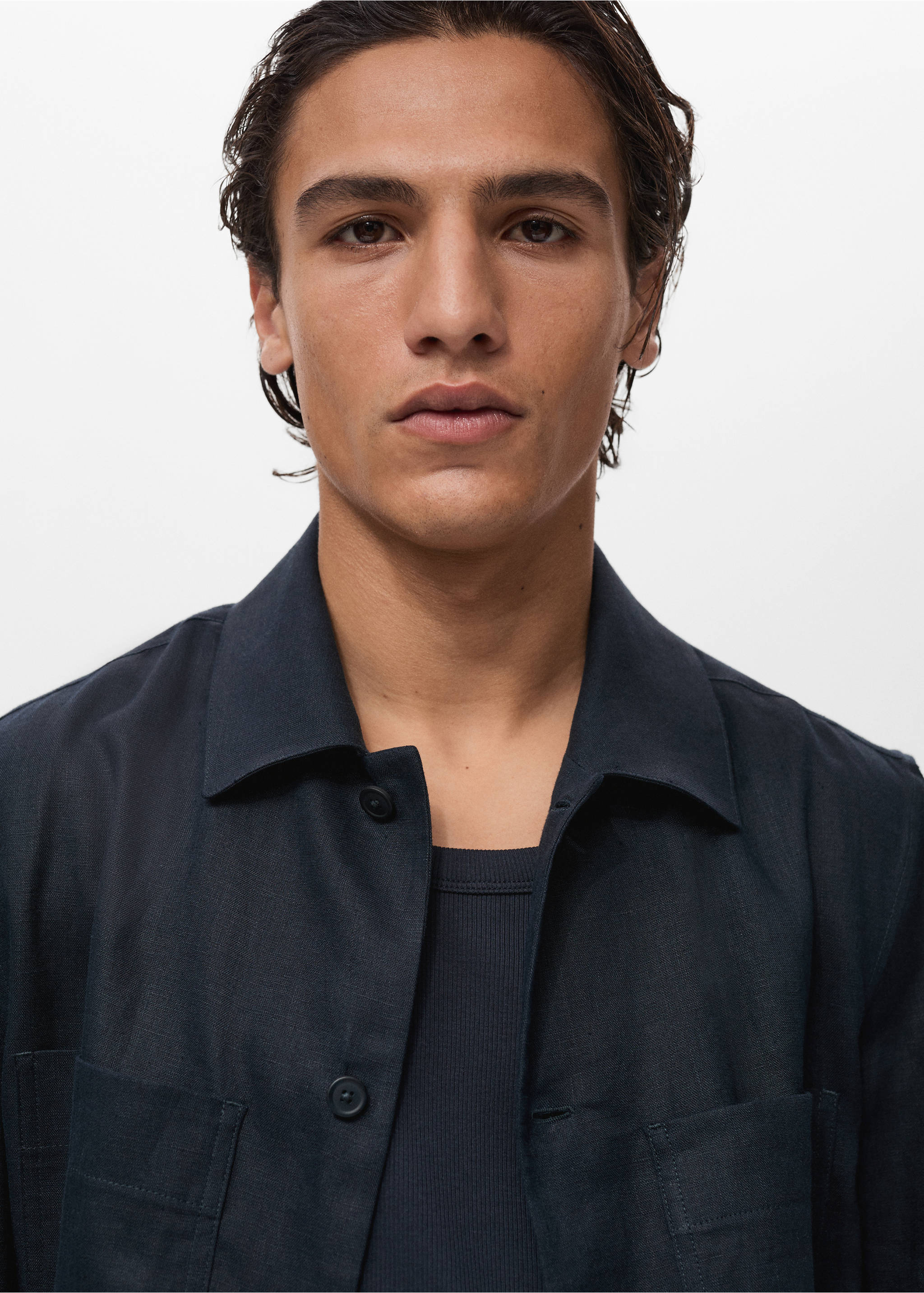 100% linen overshirt with pockets - Details of the article 1, Dark Navy. Ref: 87057893-00.