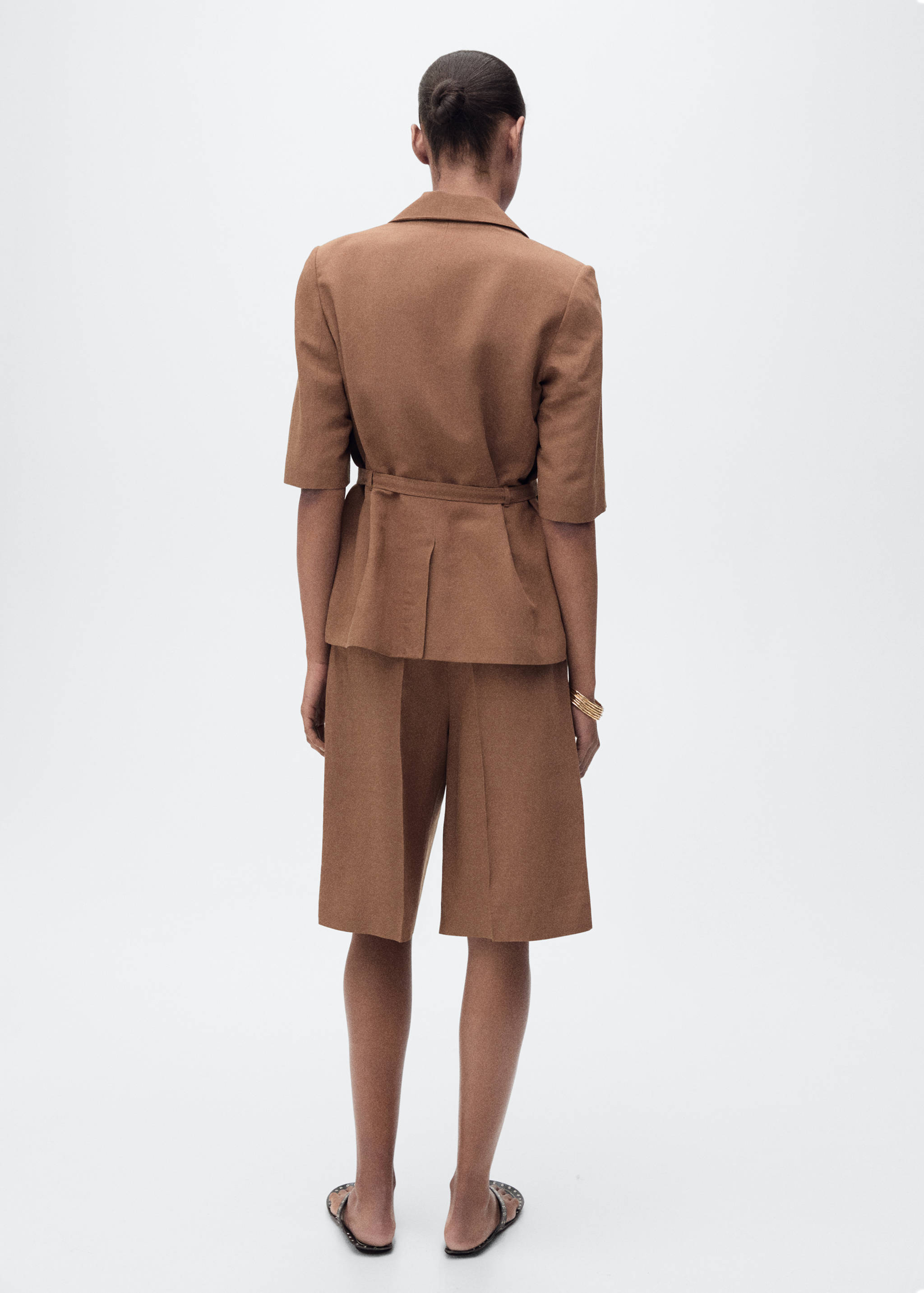 Colbert van een linnenblend met ceintuur - Achterkant van het artikel