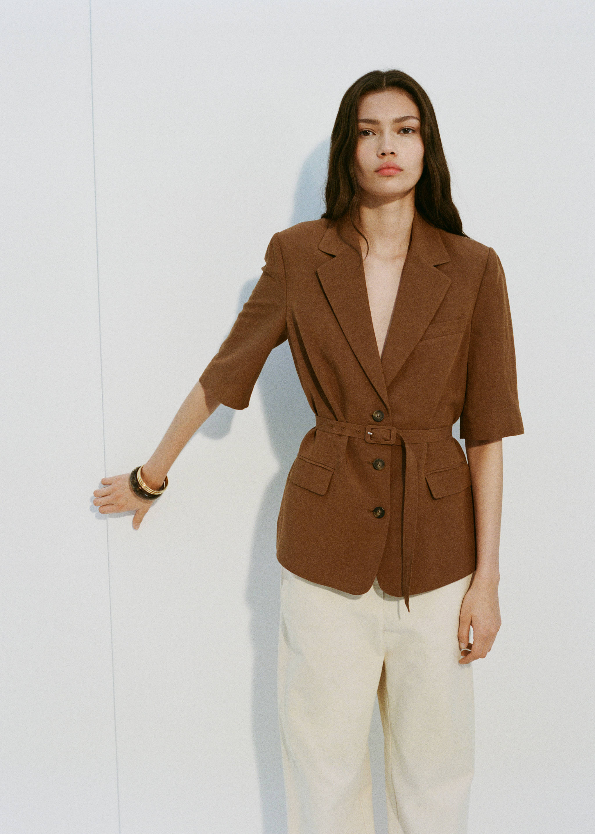 Lenkeverék öltönyblézer övvel - A termék adatai 6, Csokoládé. Ref: 87057896-00.