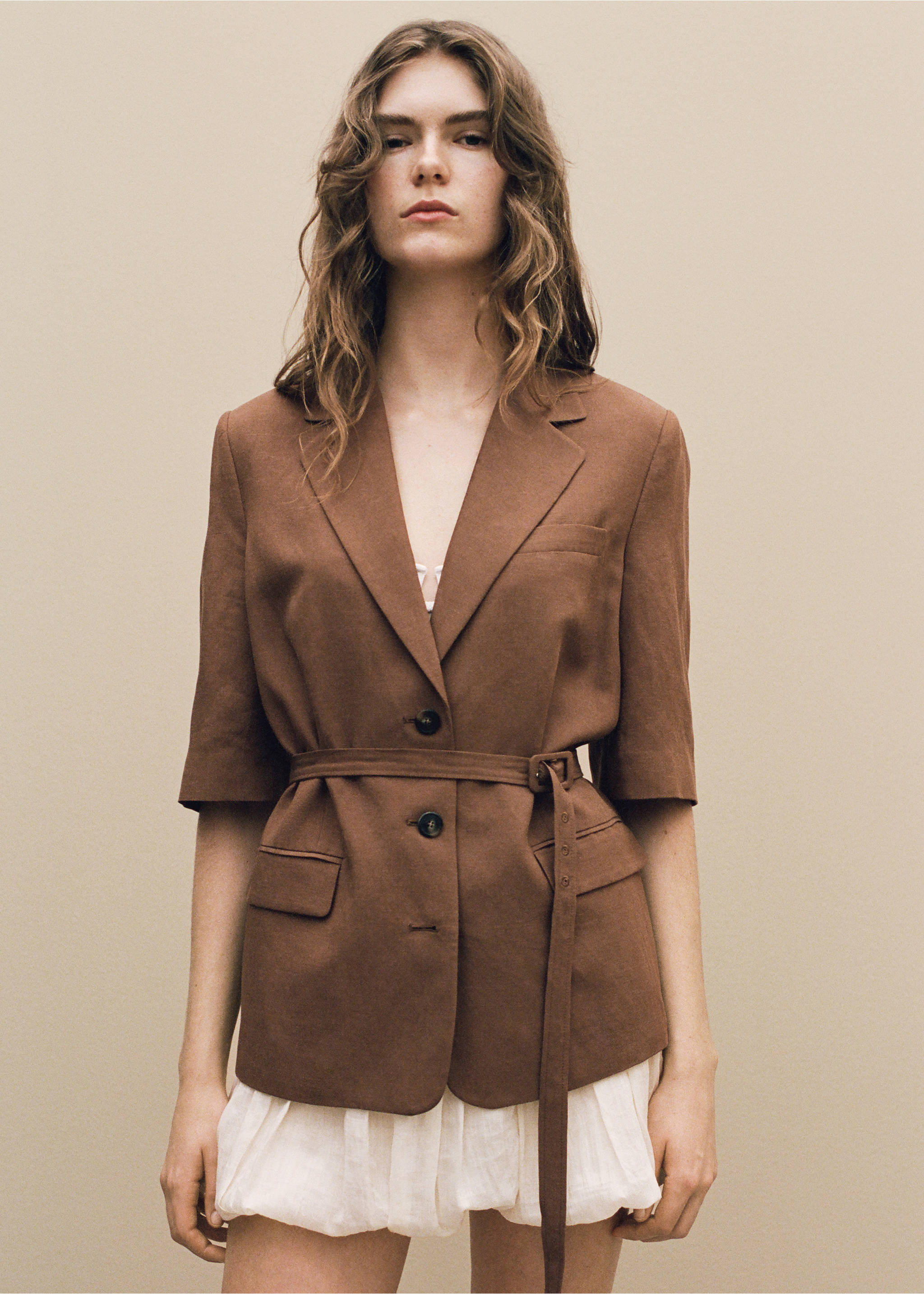 Lenkeverék öltönyblézer övvel - A termék adatai 7, Csokoládé. Ref: 87057896-00.