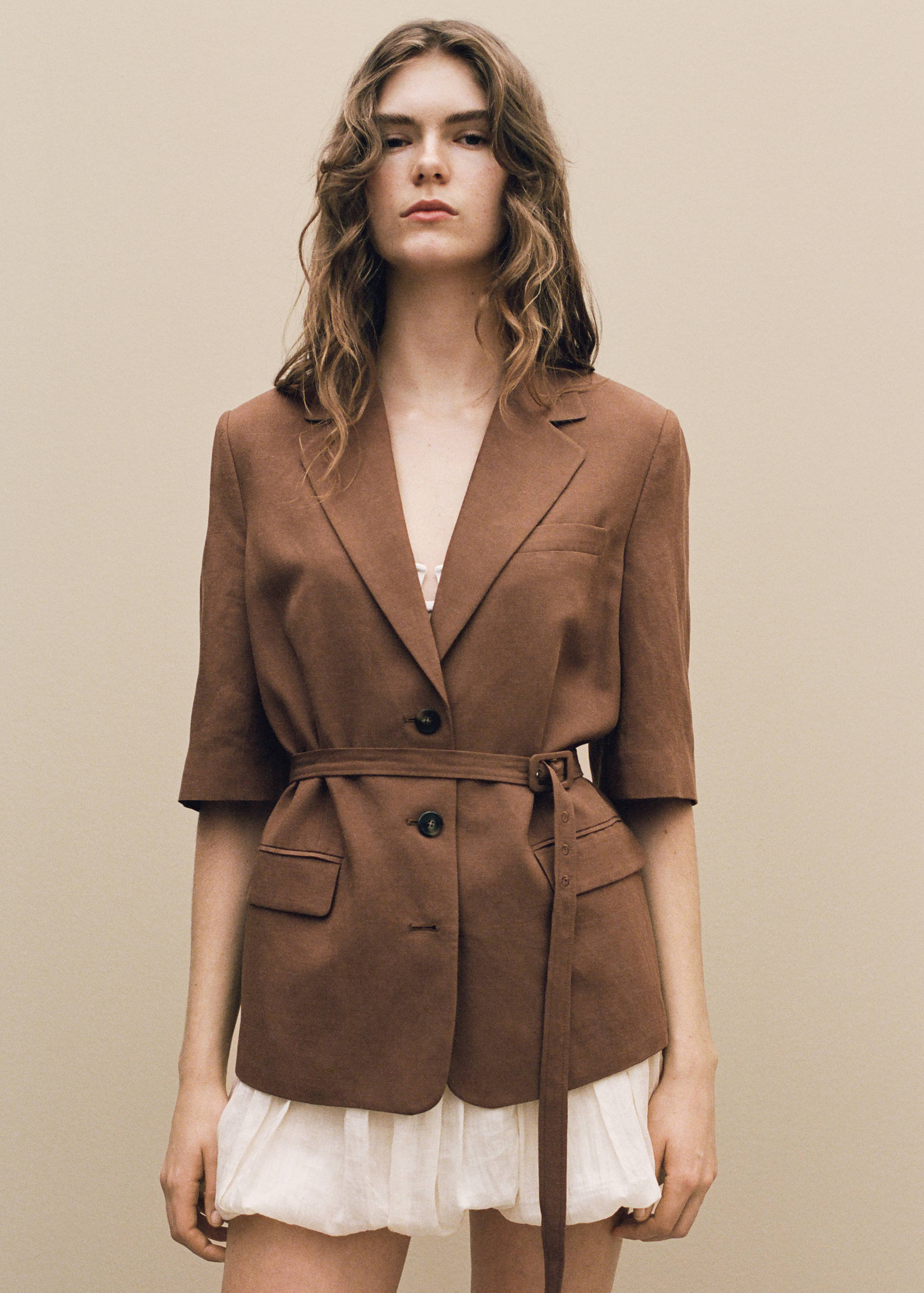 Colbert van een linnenblend met ceintuur - Detail van het artikel 7