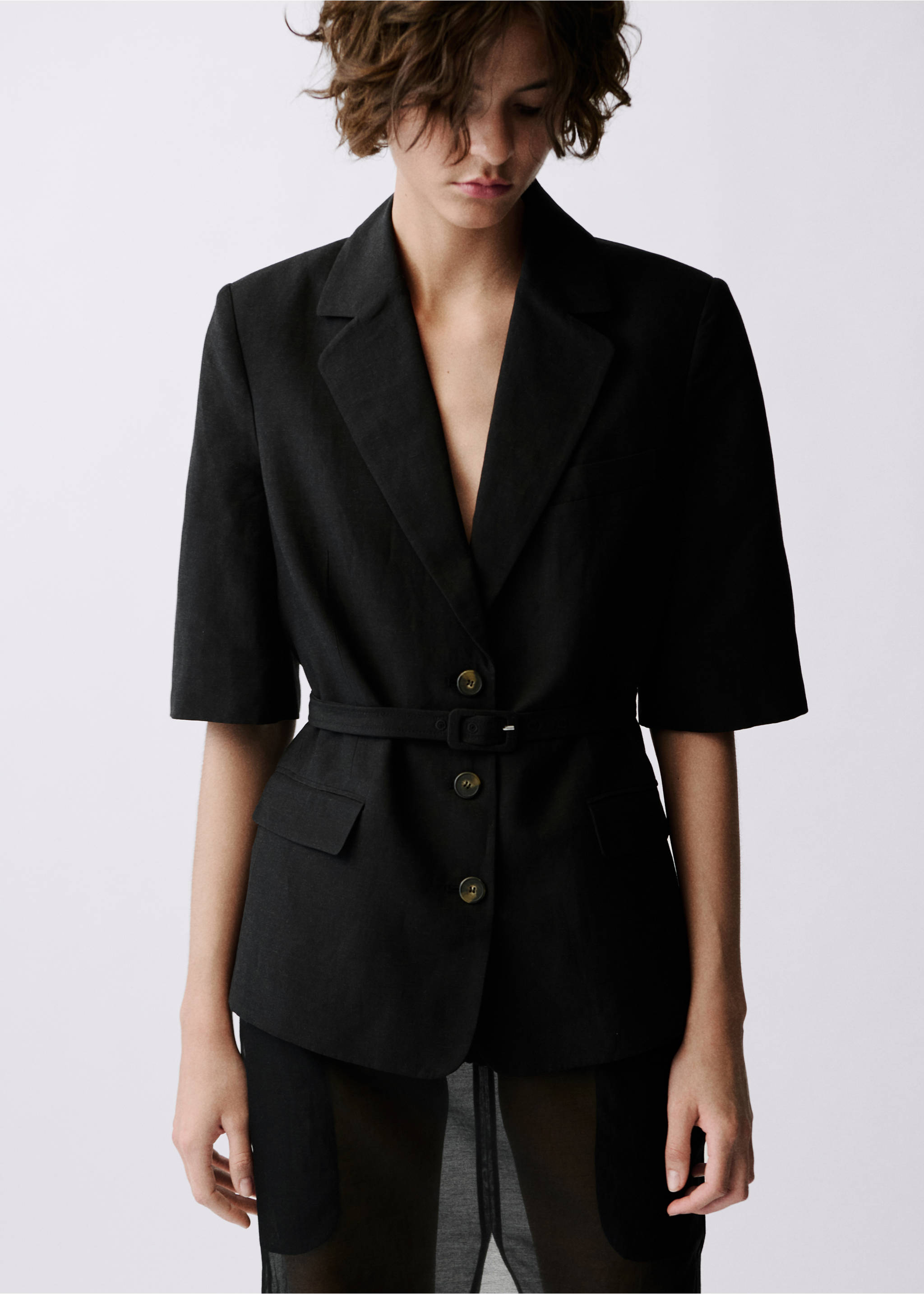 Sako za odijelo od mješavine lana s remenom - Prikaz srednjeg dijela, Crna. Ref: 87057896-00.