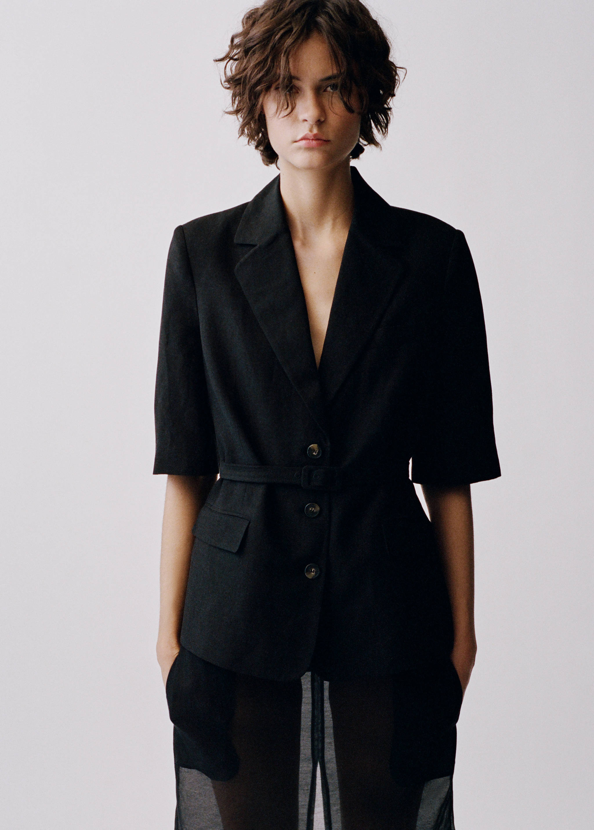 Colbert van een linnenblend met ceintuur - Detail van het artikel 6