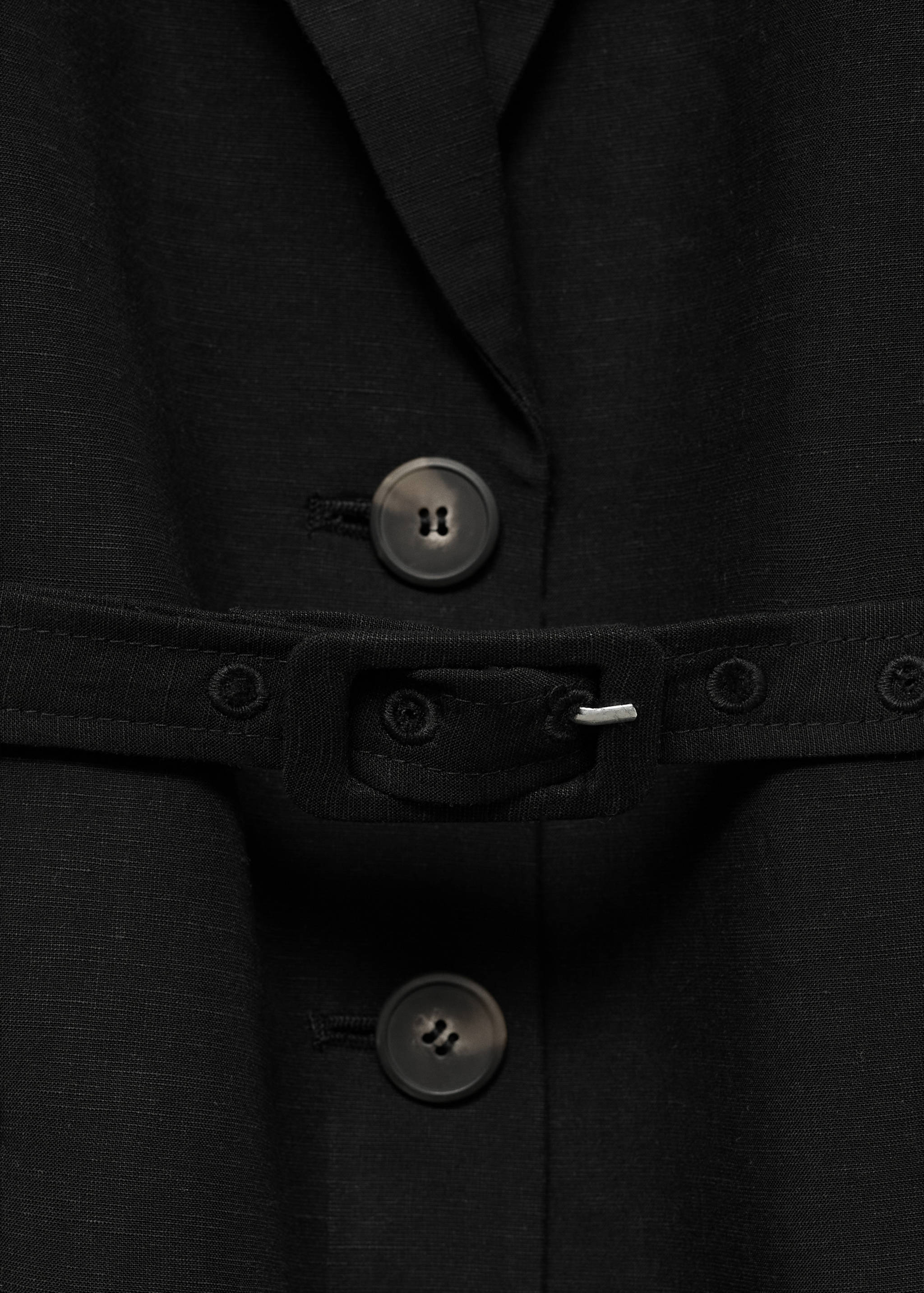 Colbert van een linnenblend met ceintuur - Detail van het artikel 8