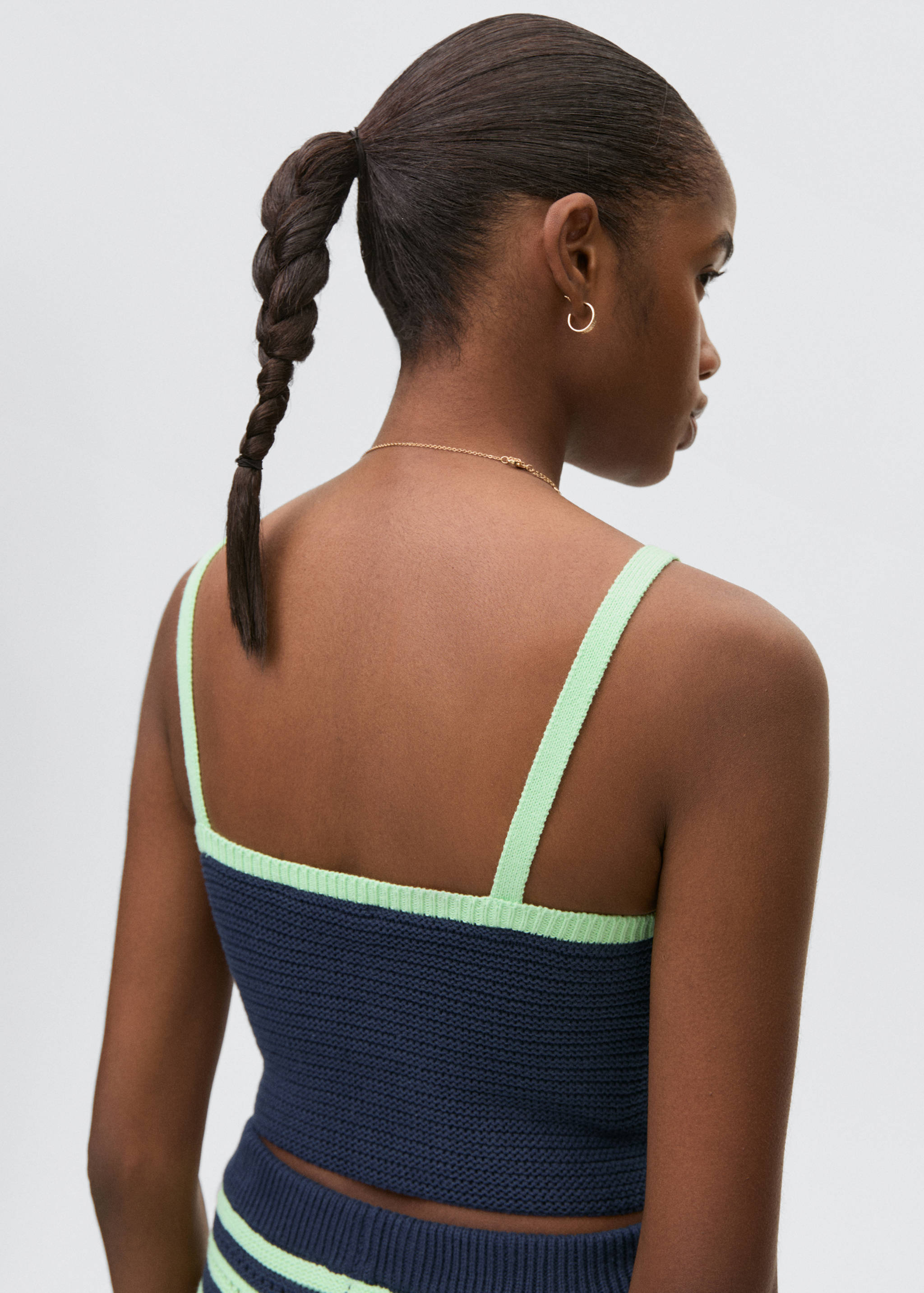 Contrasting crochet top - Reverse of the article