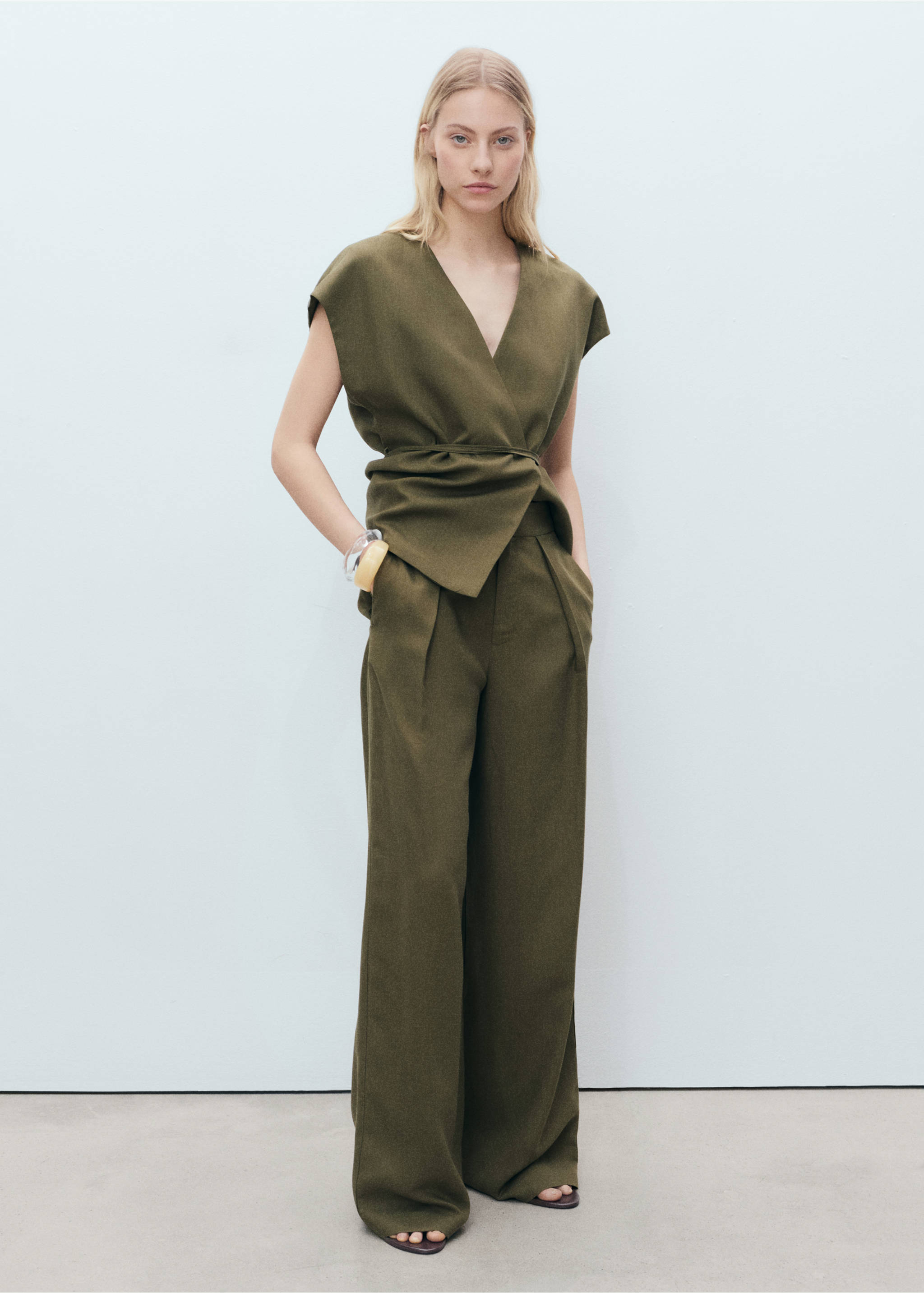 Linen-blend pleated trousers - General plane, Khaki. Ref: 87058641-00.