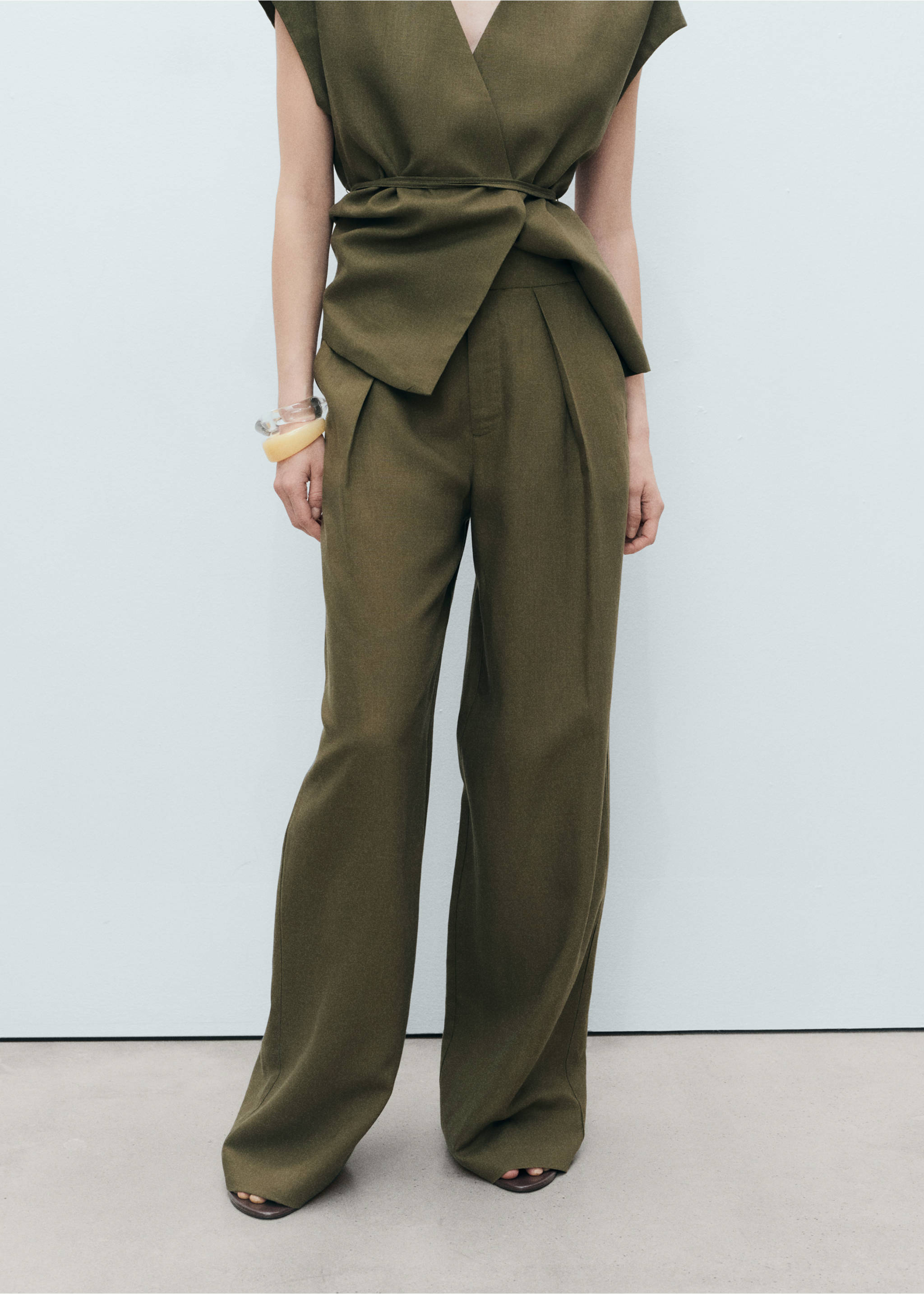 Linen-blend pleated trousers - Medium plane, Khaki. Ref: 87058641-00.