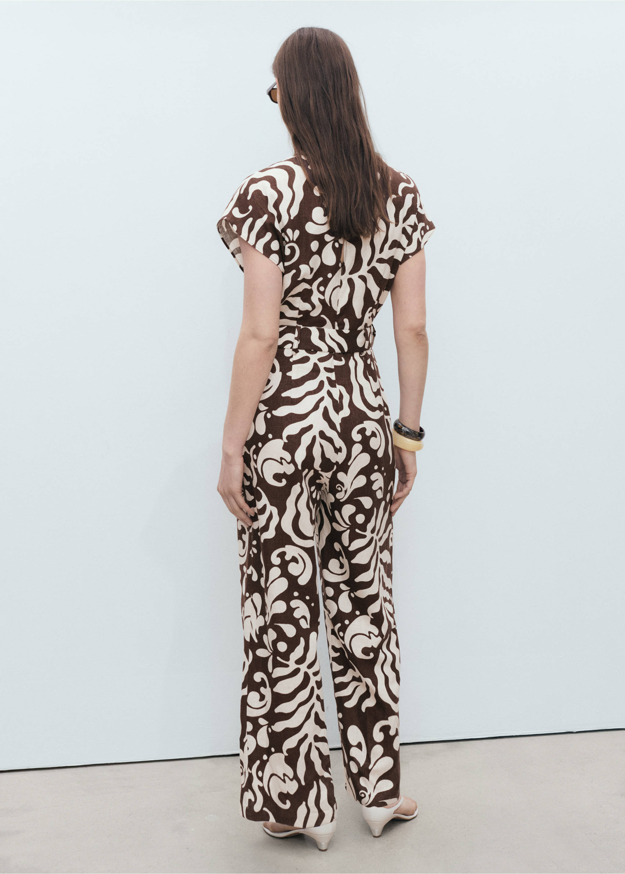 Printed linen jumpsuit with belt - Reverse of the article, Brown. Ref: 87058647-00.