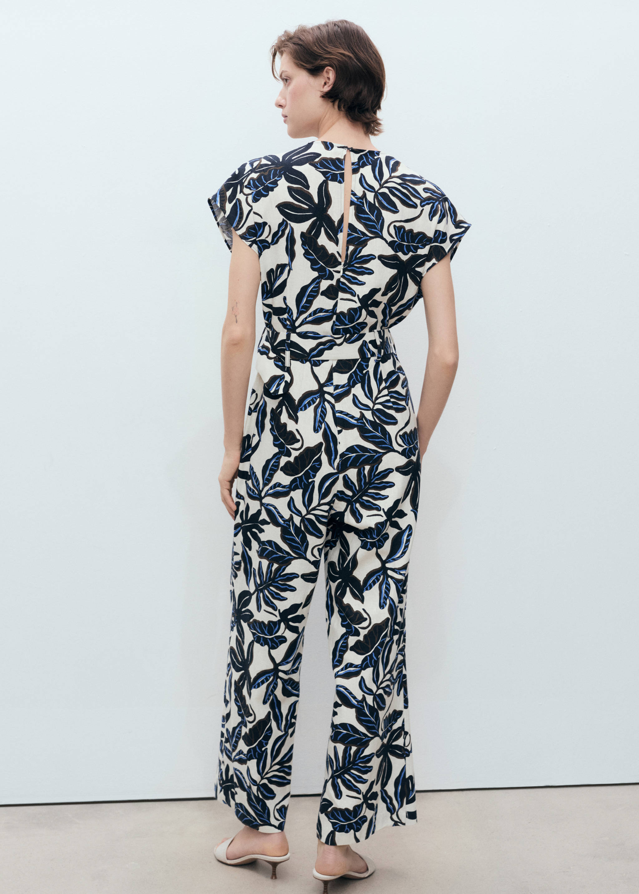Printed linen jumpsuit with belt - Reverse of the article