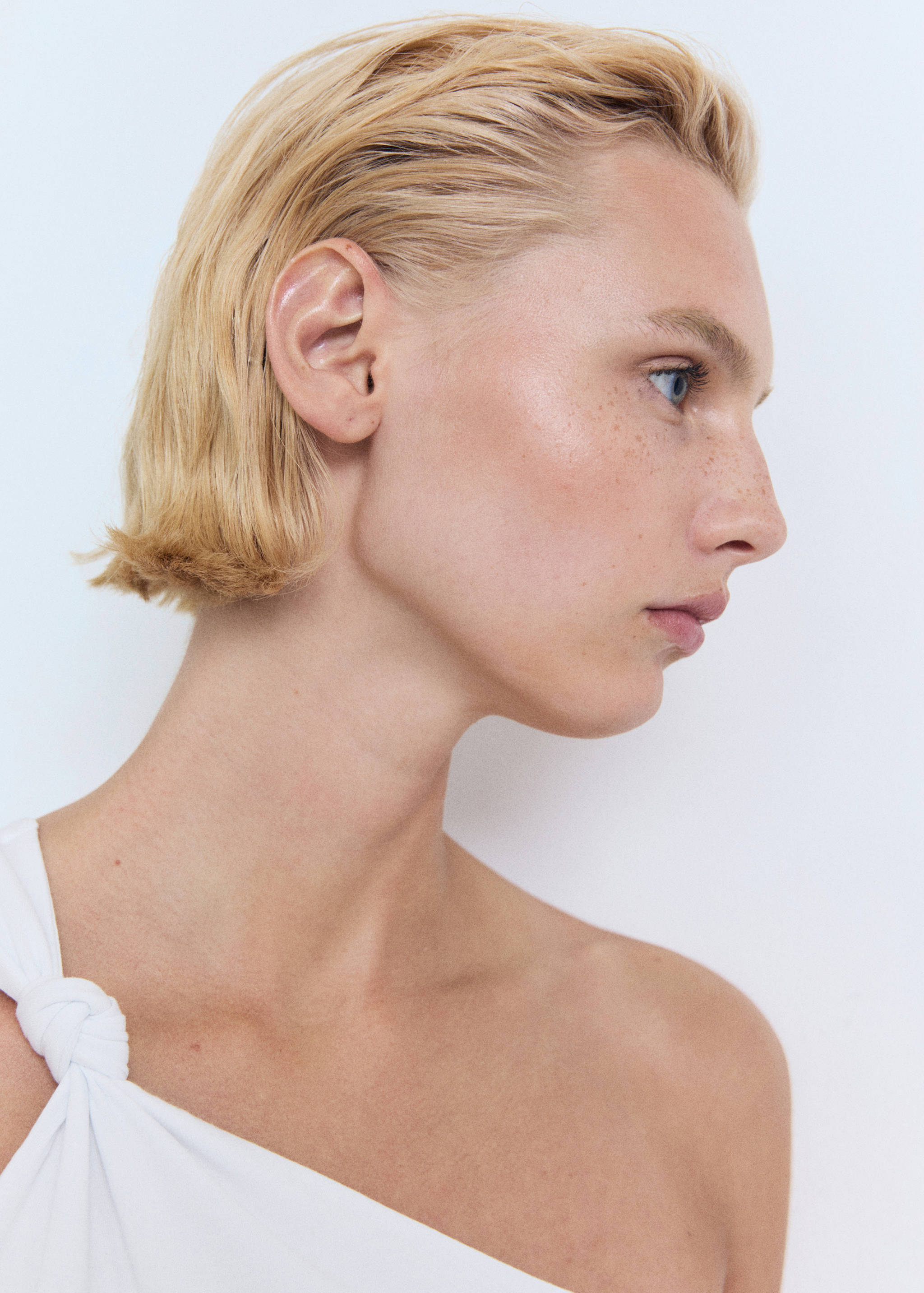 Asymmetrical top with knot detail - Details of the article 1
