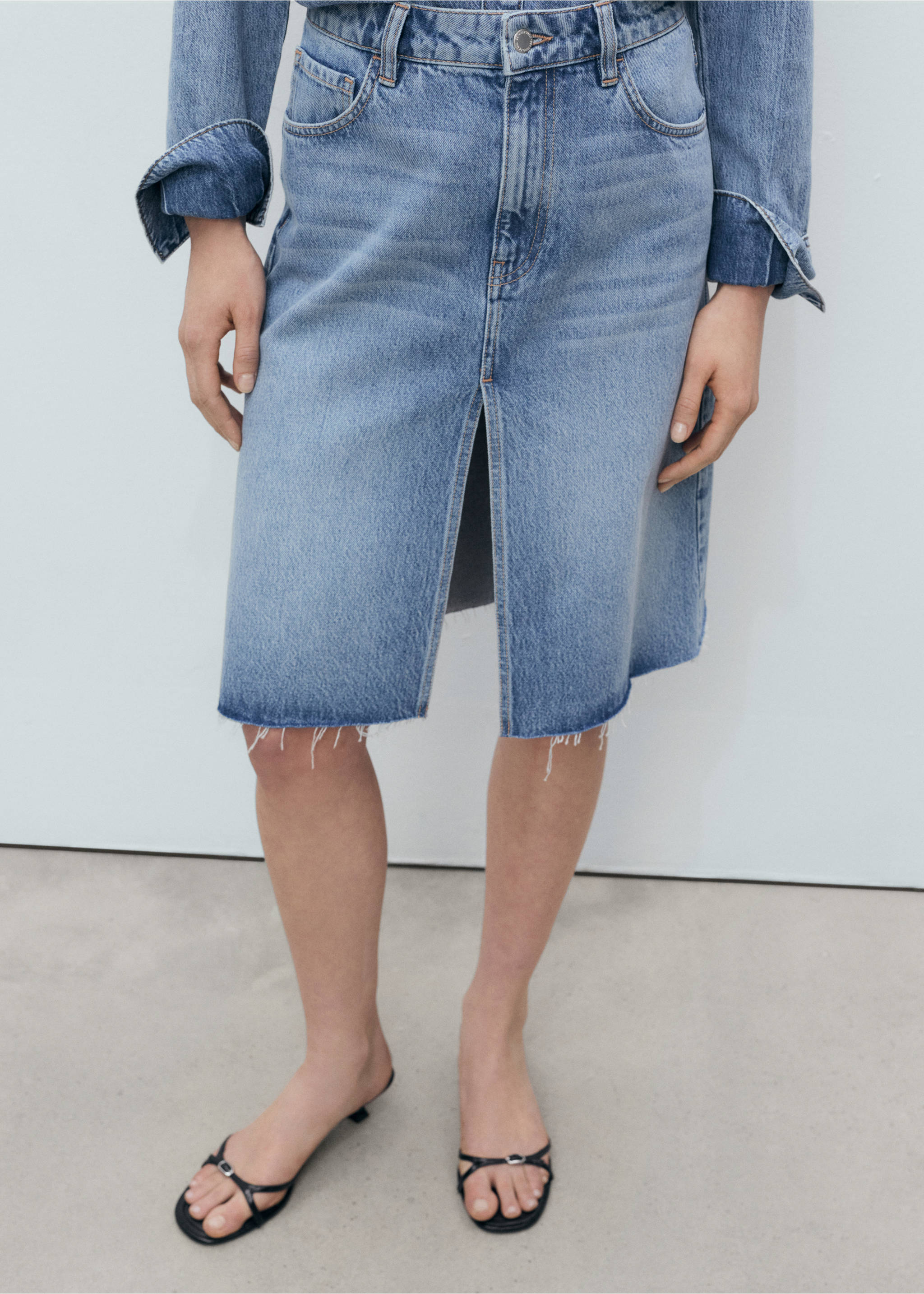 Midi denim skirt - Details of the article 3, Medium Blue. Ref: 87059065-00.