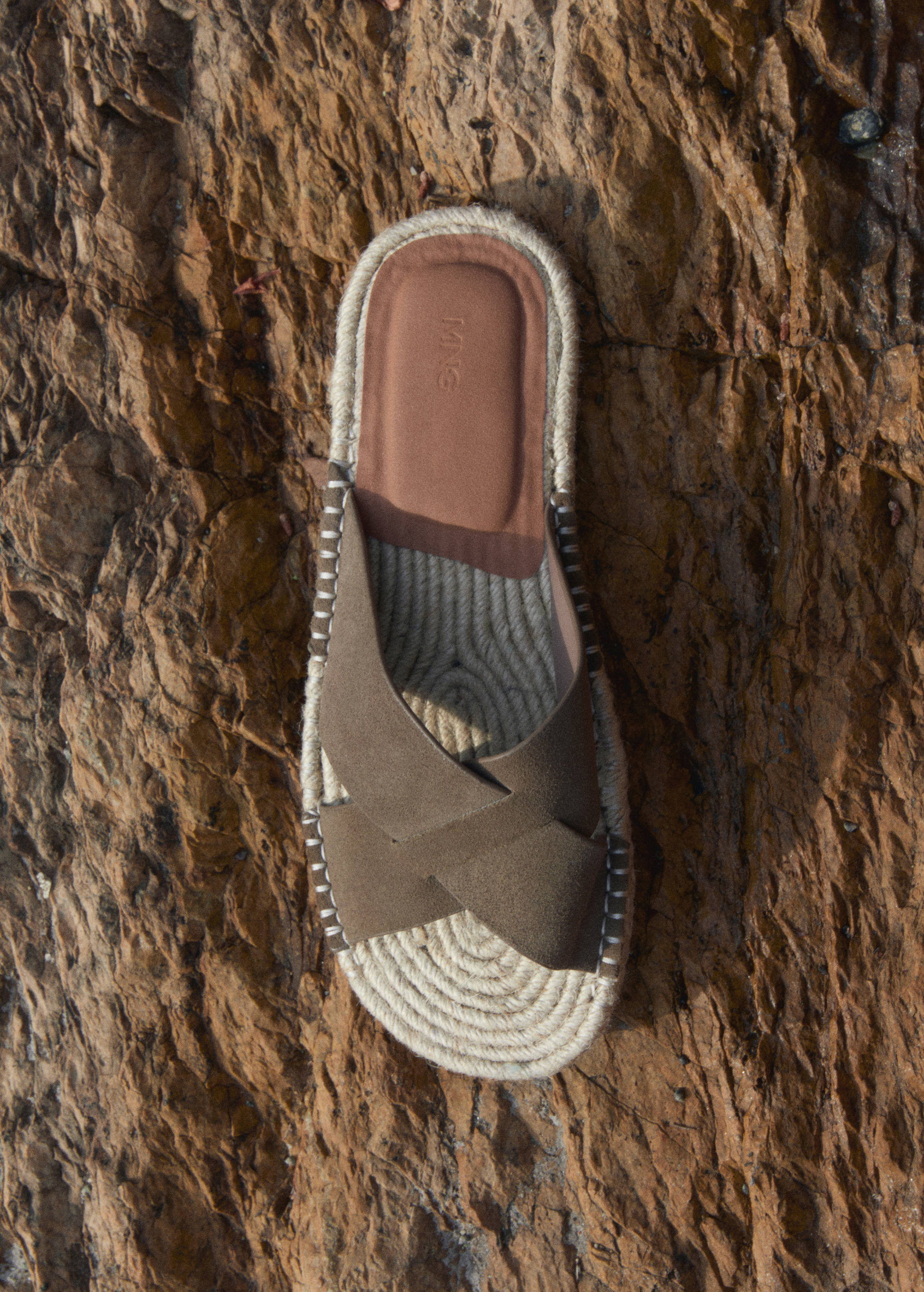 Nappaleder-Sandale mit überkreuzten Riemen - Allgemeine Ansicht