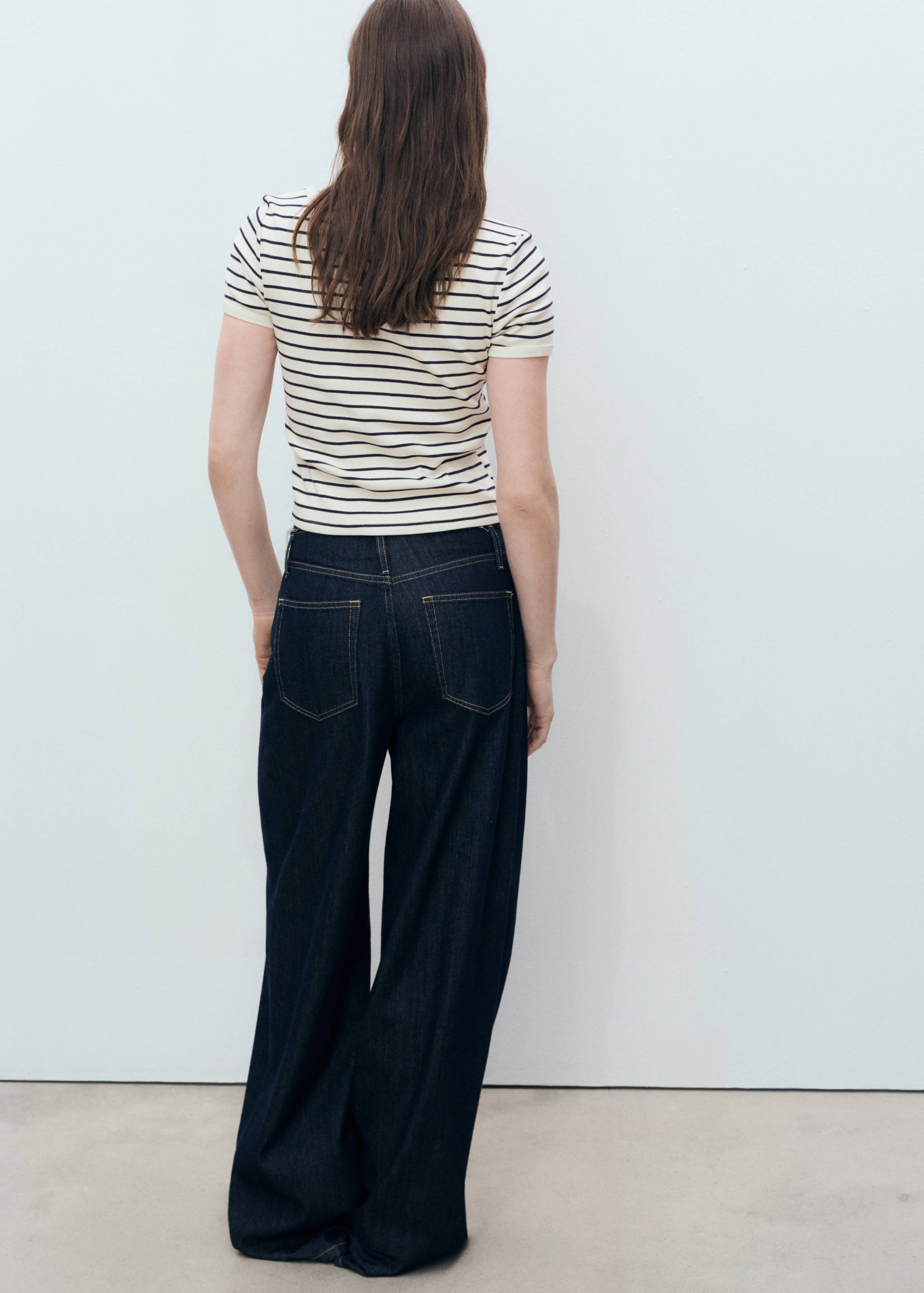 Baumwoll-T-Shirt mit Streifen und tiefem Ausschnitt - Rückseite des Artikels