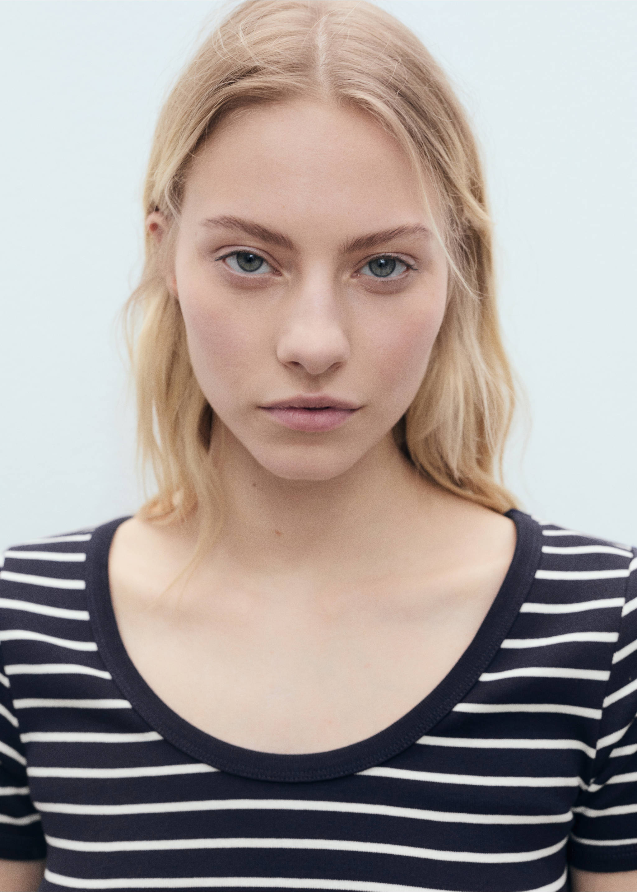 Baumwoll-T-Shirt mit Streifen und tiefem Ausschnitt - Detail des Artikels 1, Marineblau. Ref: 87059212-00.