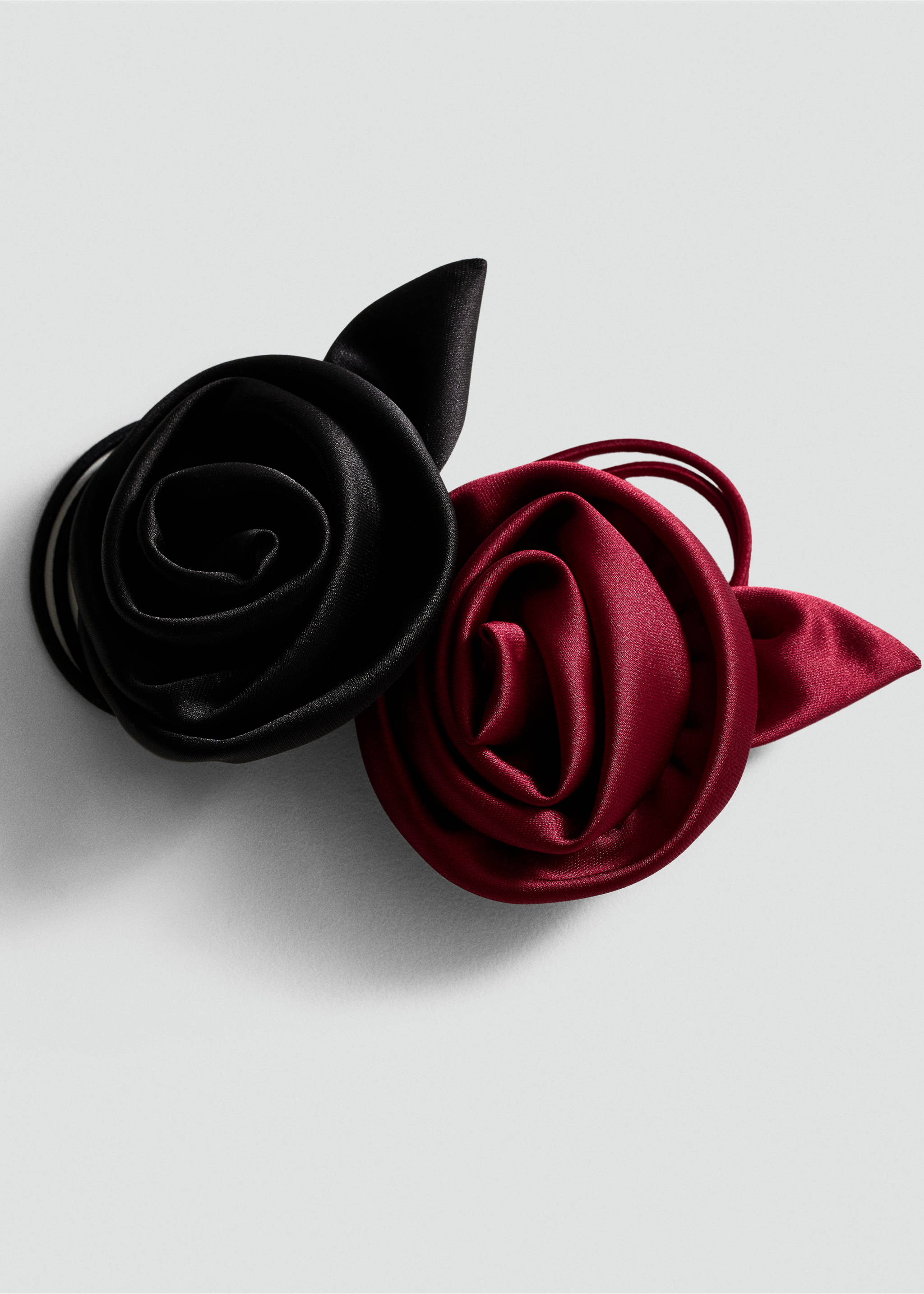 Zestaw 2 gumek do włosów z motywem kwiatu - Plan średni, Czarny. Ref: 87060299-00.