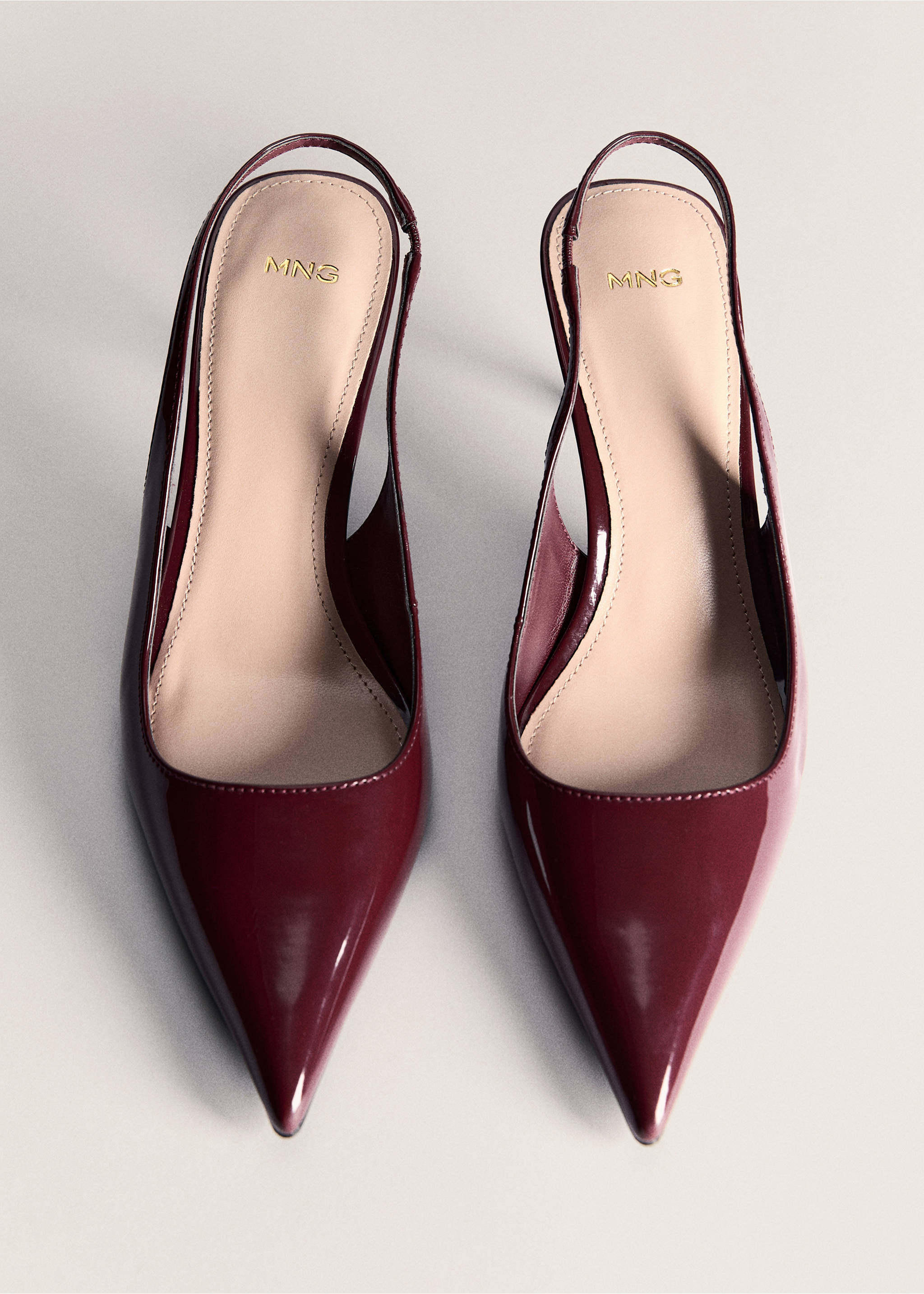 Patent-effect pointed-toe shoes - Details of the article 5, Burgundy. Ref: 87060306-00.