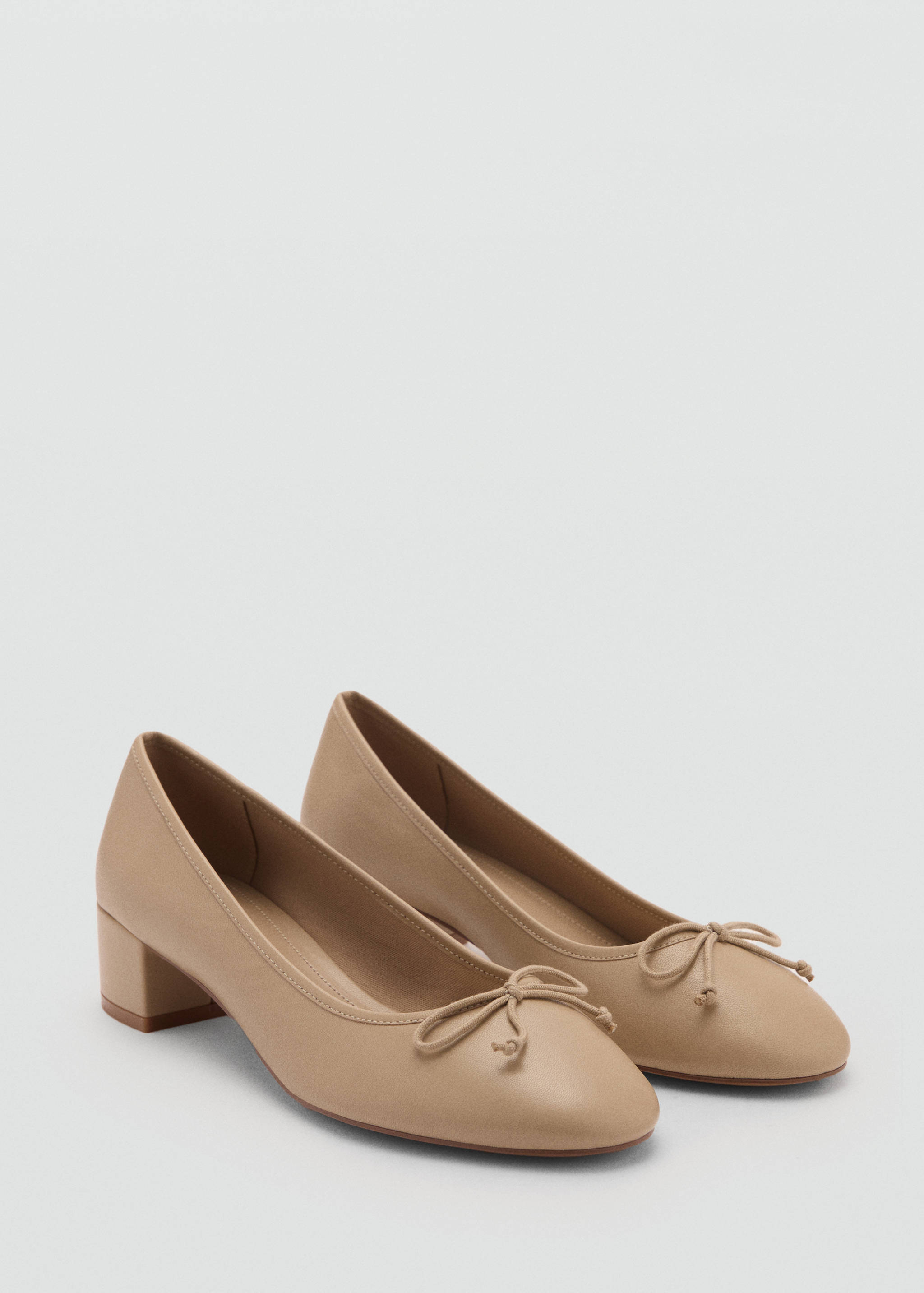 Ballerines talon cuir nœud - Plan moyen