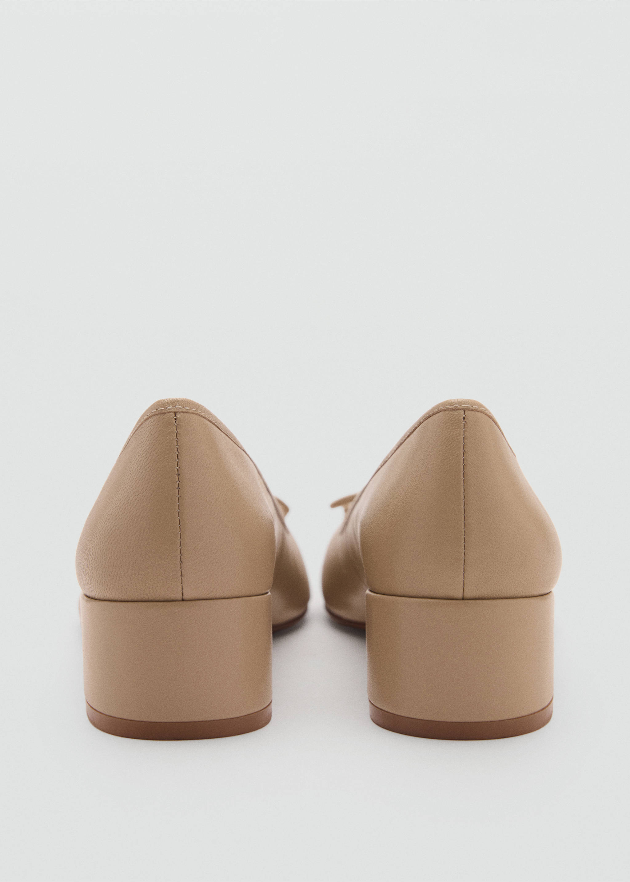 Heeled ballet flats with leather bow - Details of the article 2, Caramel. Ref: 87060419-00.
