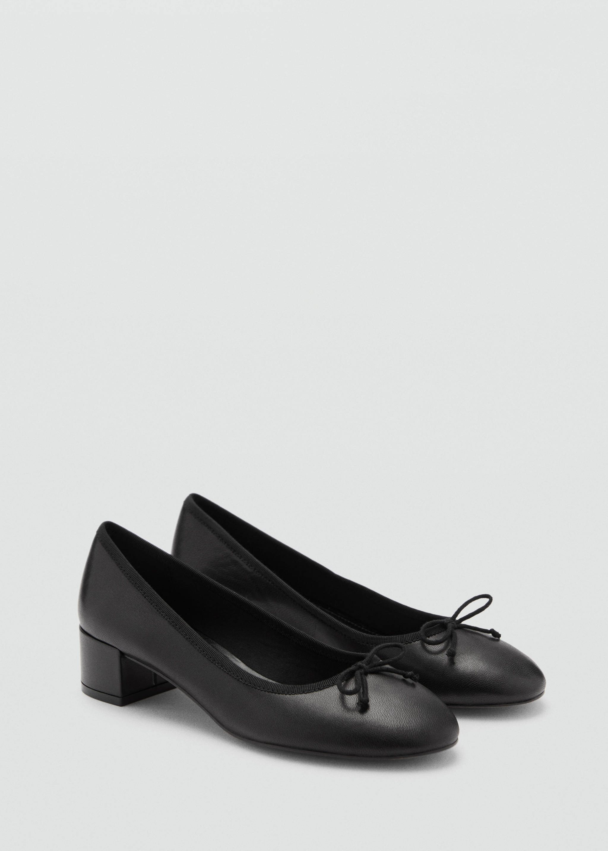 Ballerines talon cuir nœud - Plan moyen