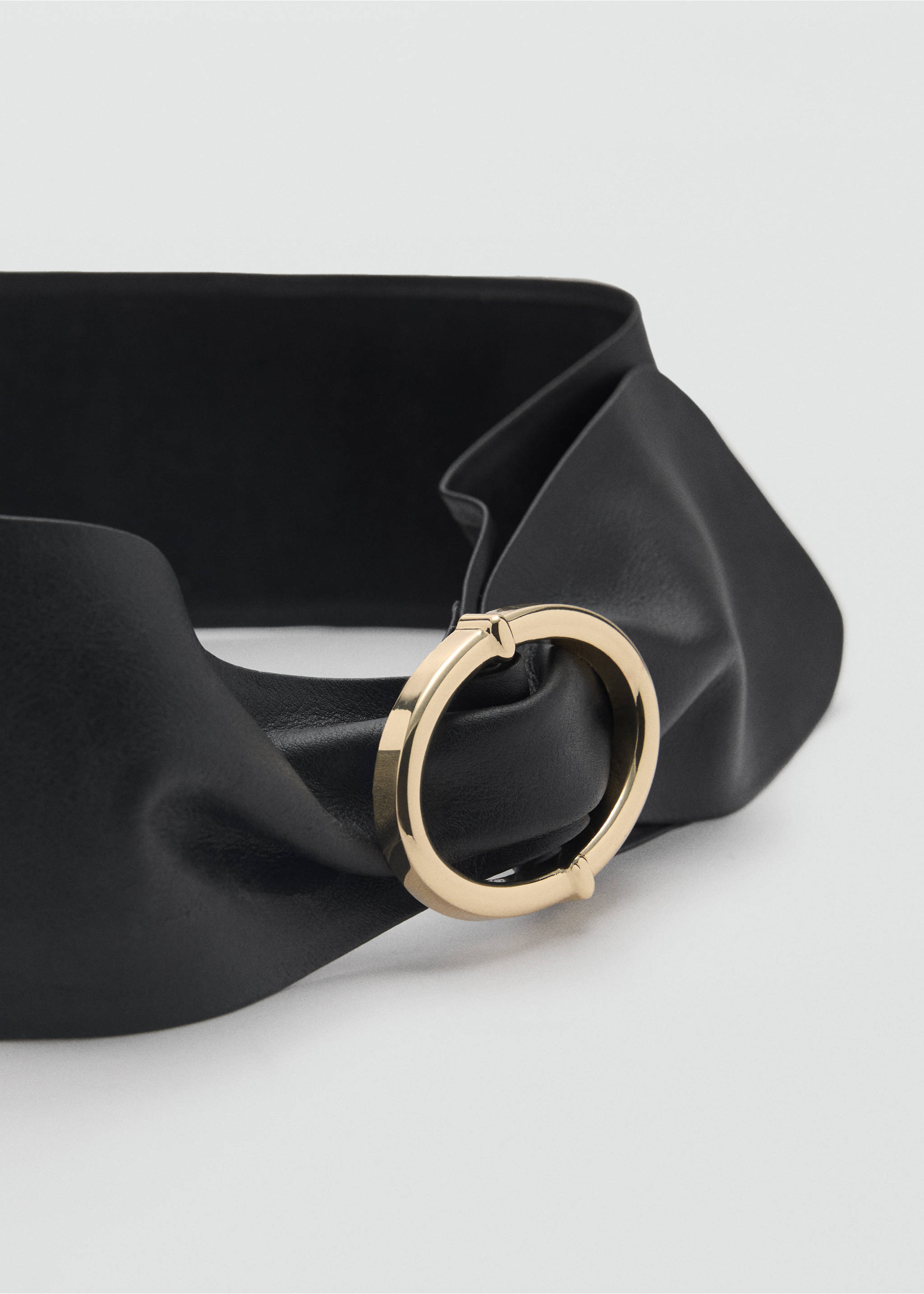 Black belt with a wide gathered design and a gold-tone round buckle., Black. Ref: 87060422-00.