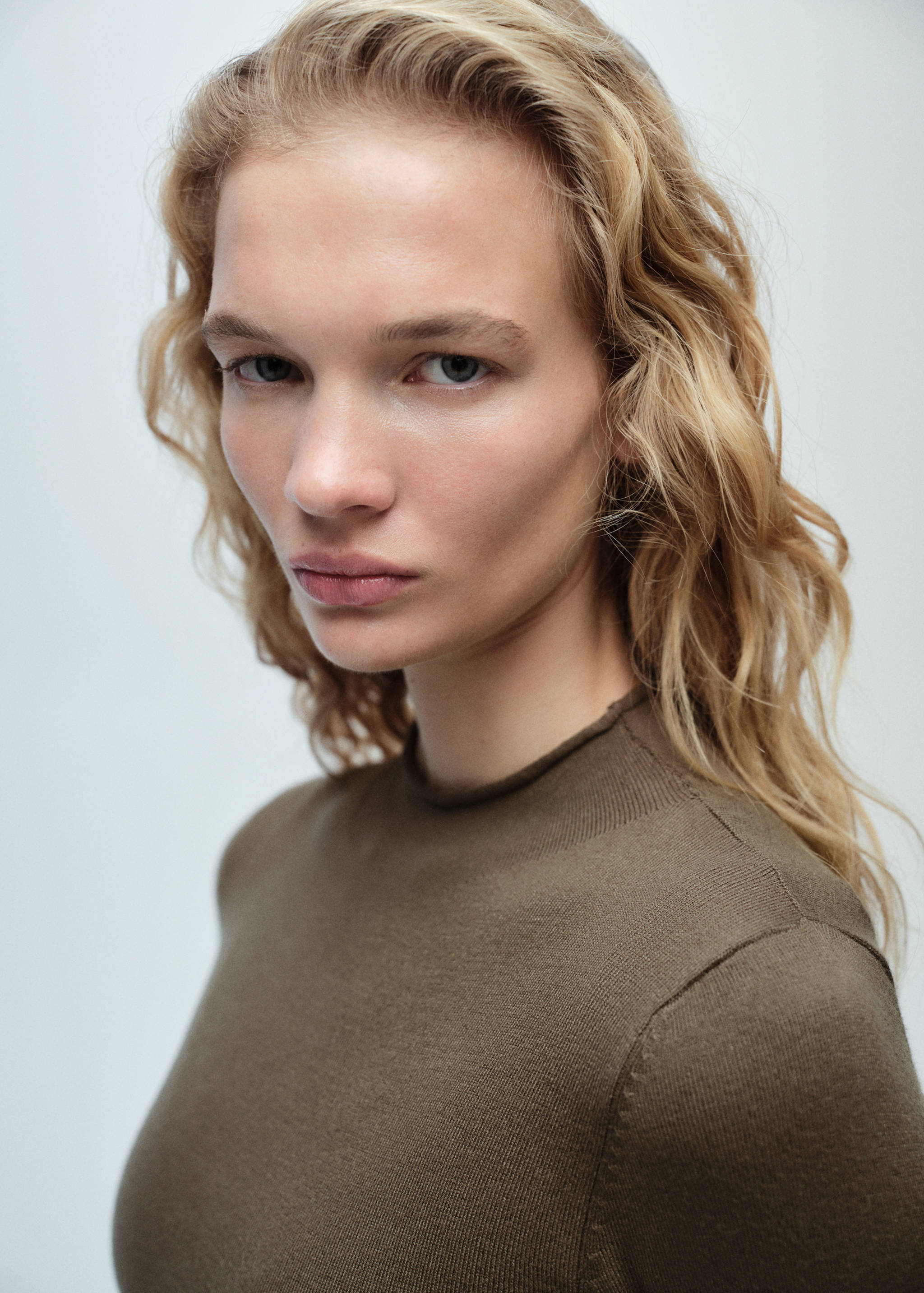 Stickad klänning med slits - Detaljer om artikeln 1