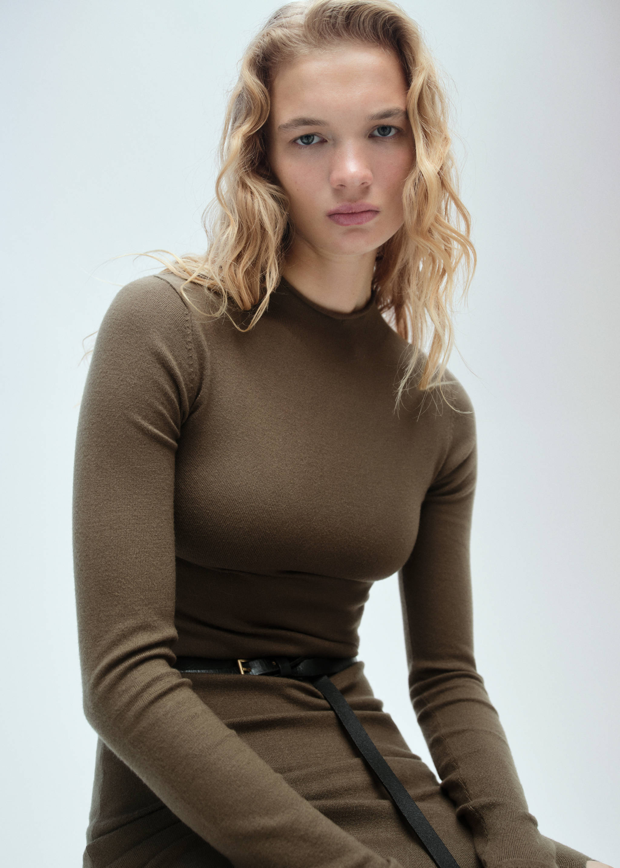 Stickad klänning med slits - Detaljer om artikeln 2