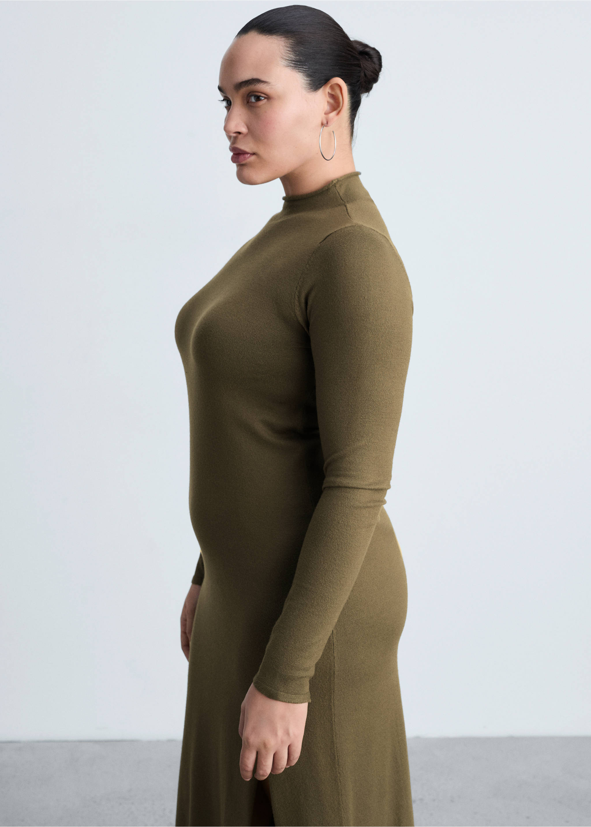 Stickad klänning med slits - Detaljer om artikeln 5, Khaki. Ref: 87060425-00.