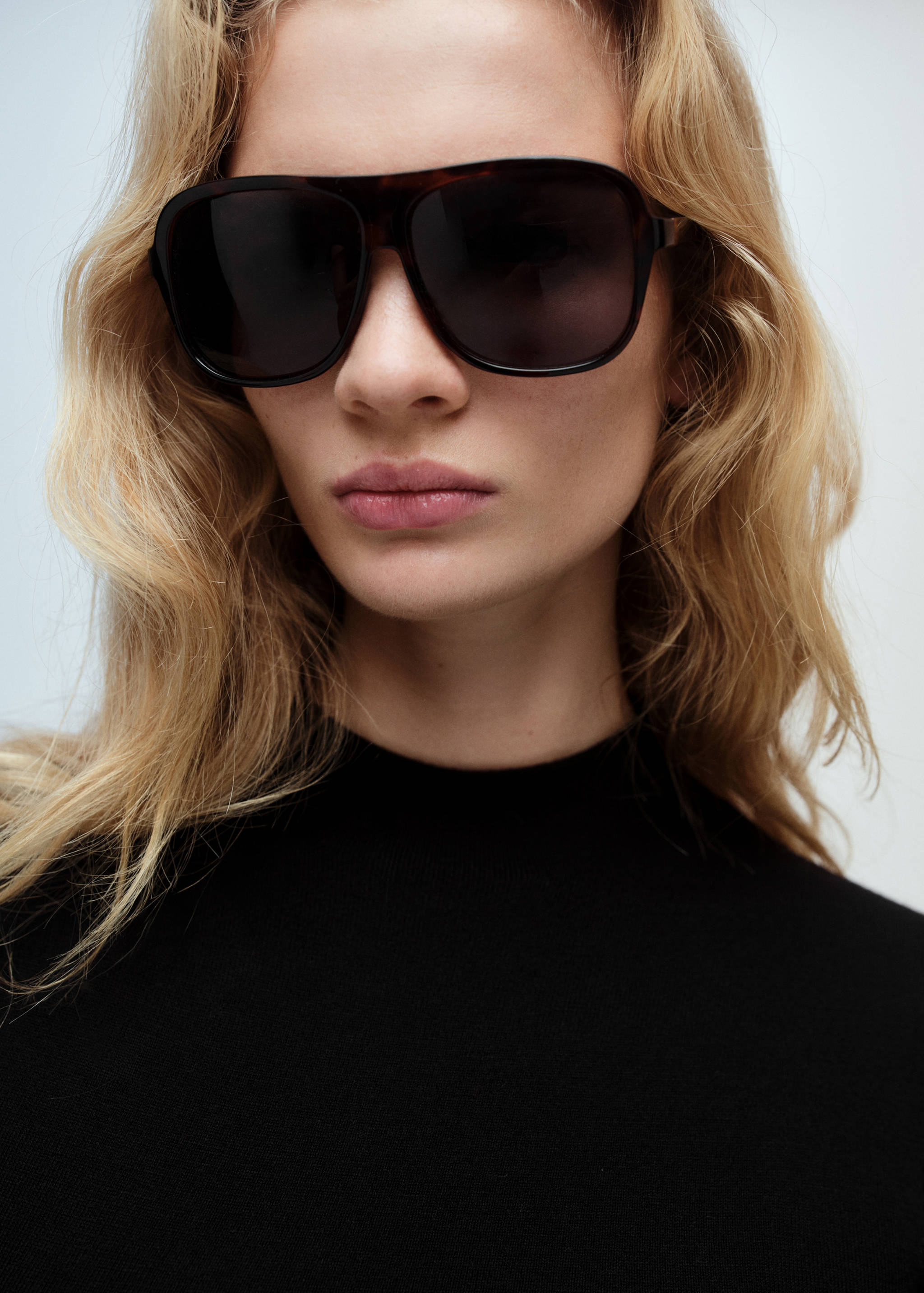 Stickad klänning med slits - Detaljer om artikeln 1