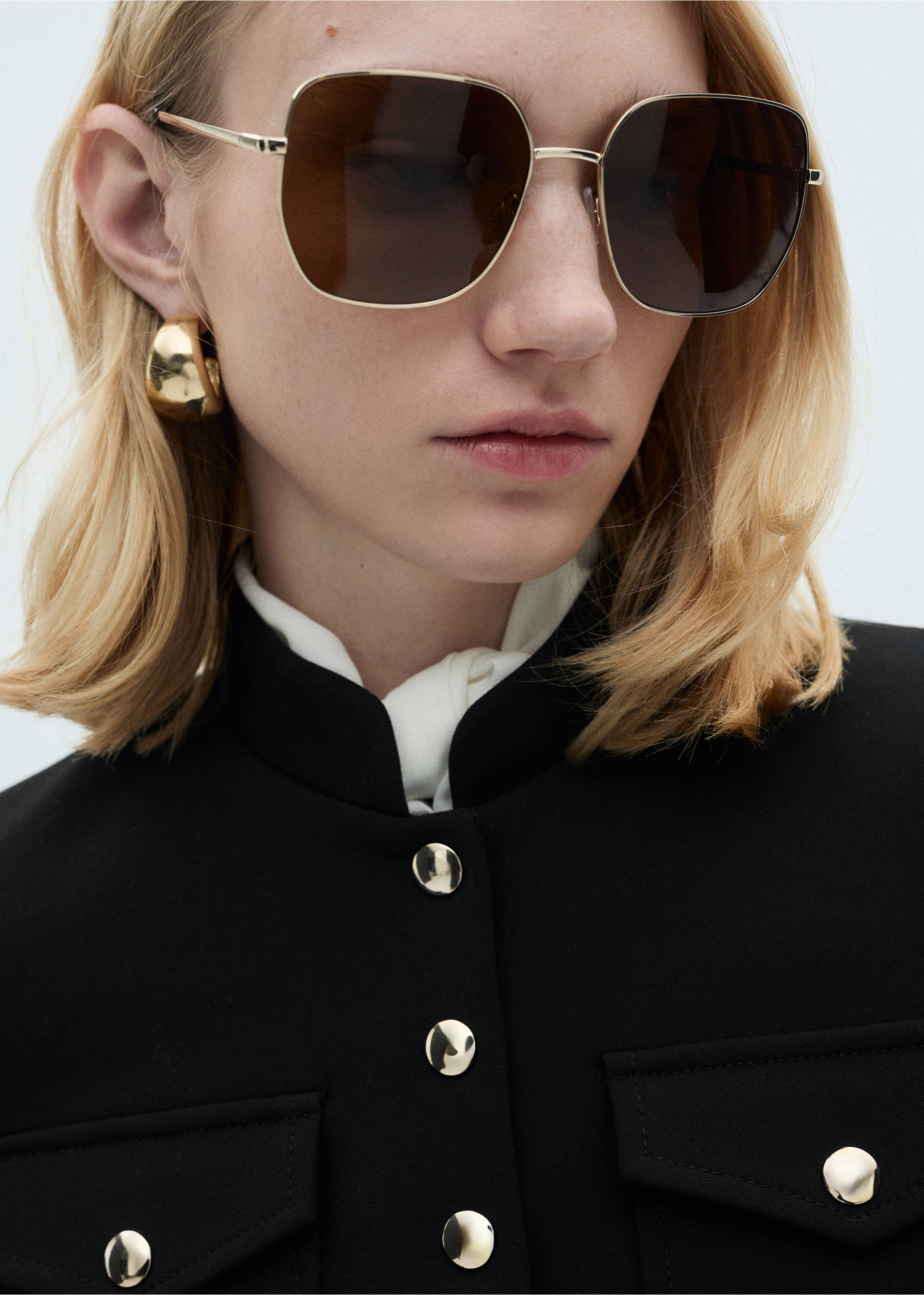 Jacket pockets with button detail - Details of the article 1, Black. Ref: 87060429-00.