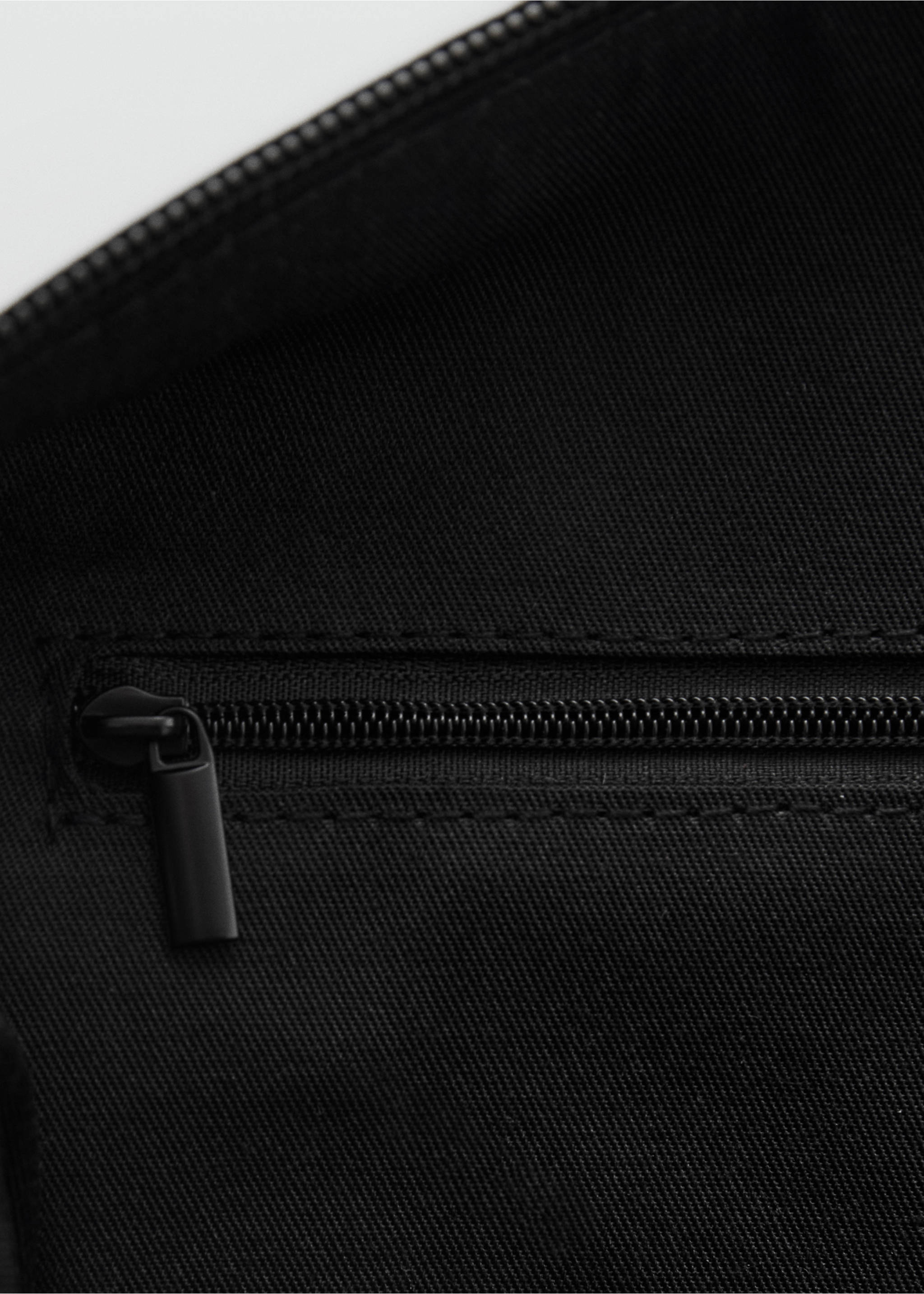 Sac bowling enduit - Détail de l'article 3, Noir. Ref: 87060604-00.