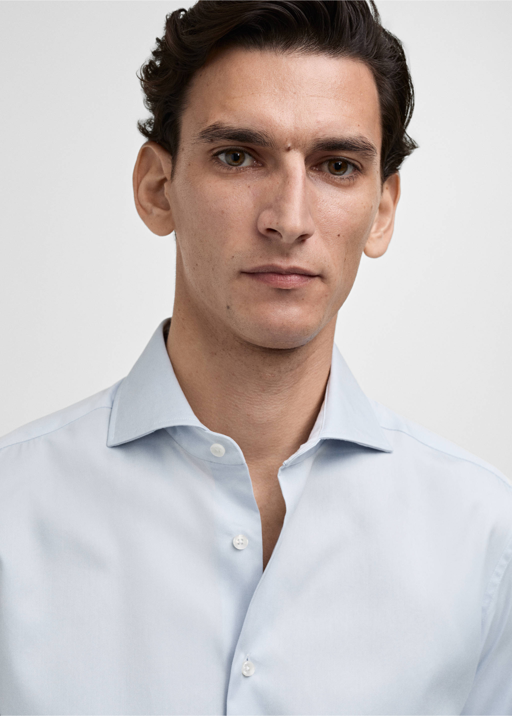 Slim-Fit-Oberhemd mit Manschettenknöpfen aus Twillgewebe - Detail des Artikels 1, Himmelblau. Ref: 87060608-00.