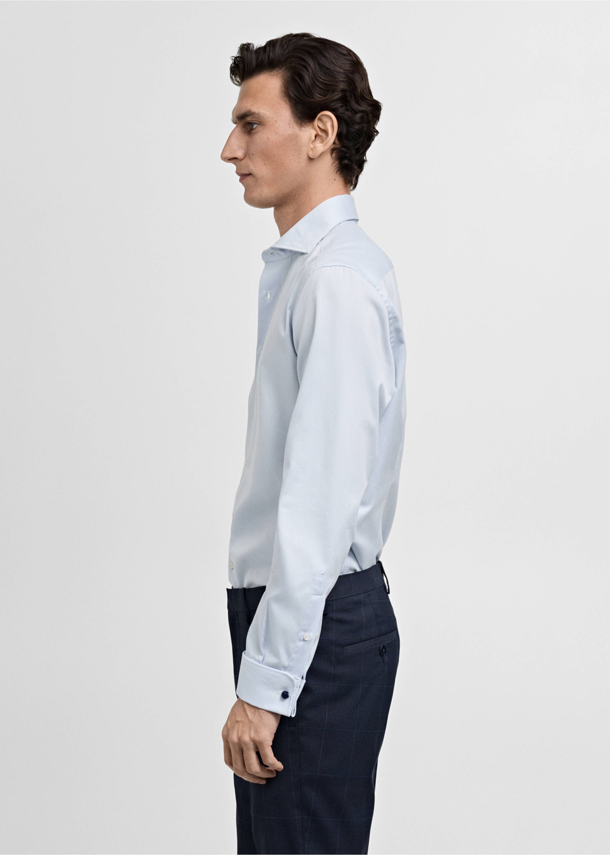 Slim-Fit-Oberhemd mit Manschettenknöpfen aus Twillgewebe - Detail des Artikels 2, Himmelblau. Ref: 87060608-00.