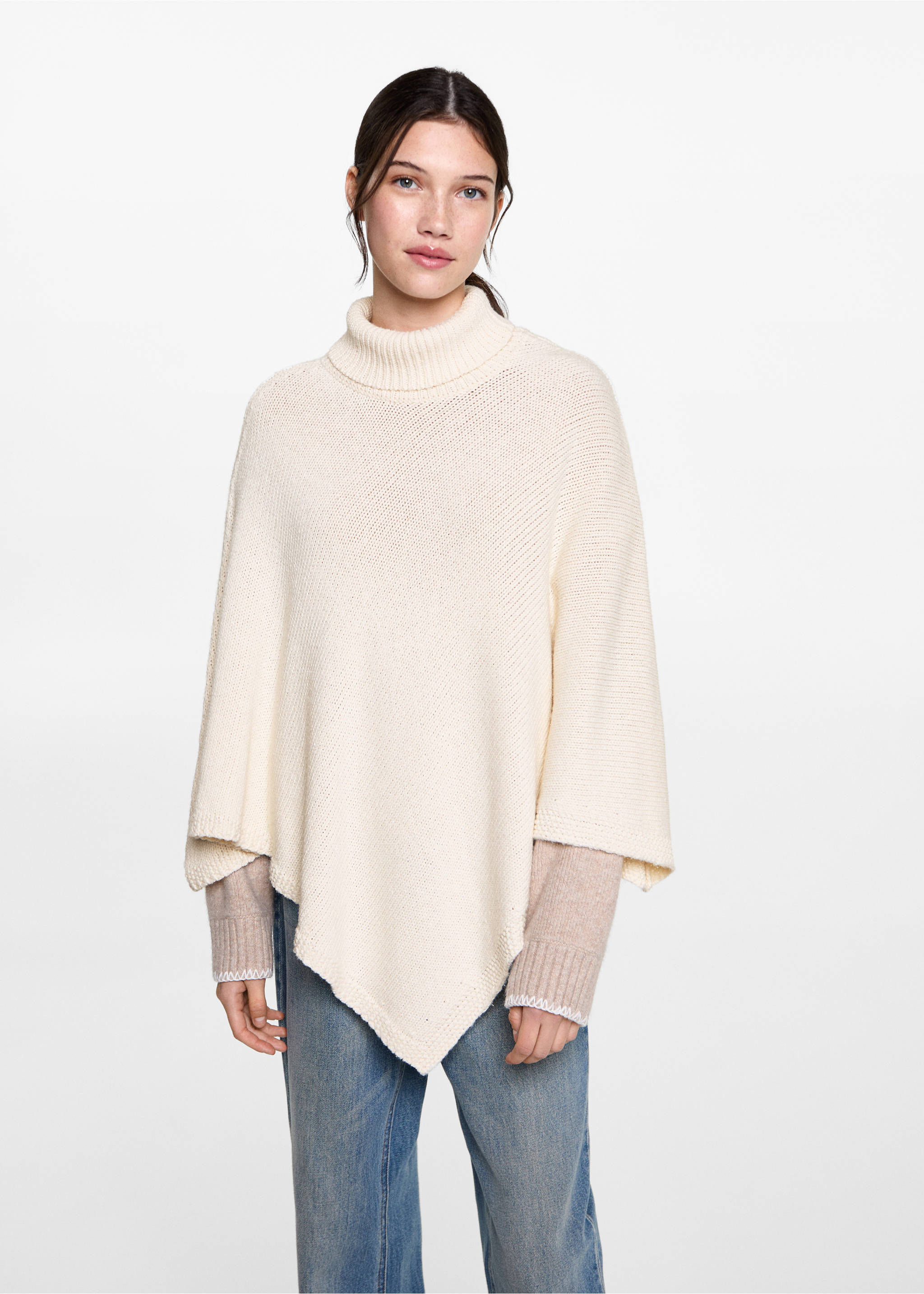 Strikket poncho - Halvtotal bildeutsnitt, Offwhite. Ref: 87060616-00.
