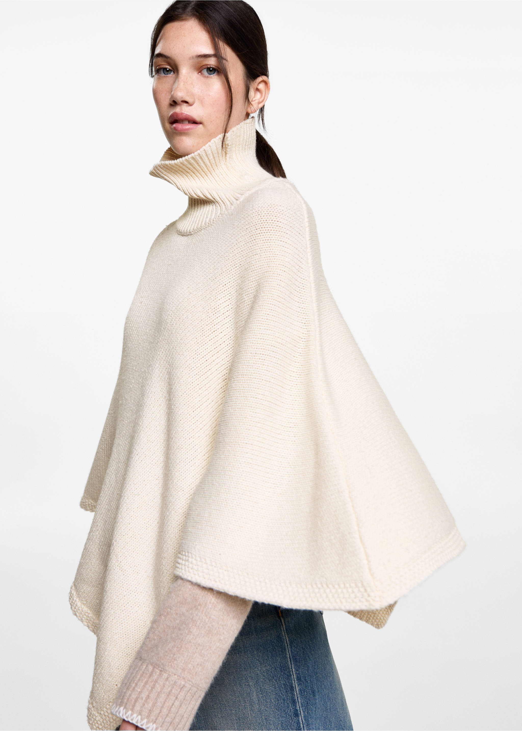 Strikket poncho - Artikkeldetalj 1, Offwhite. Ref: 87060616-00.