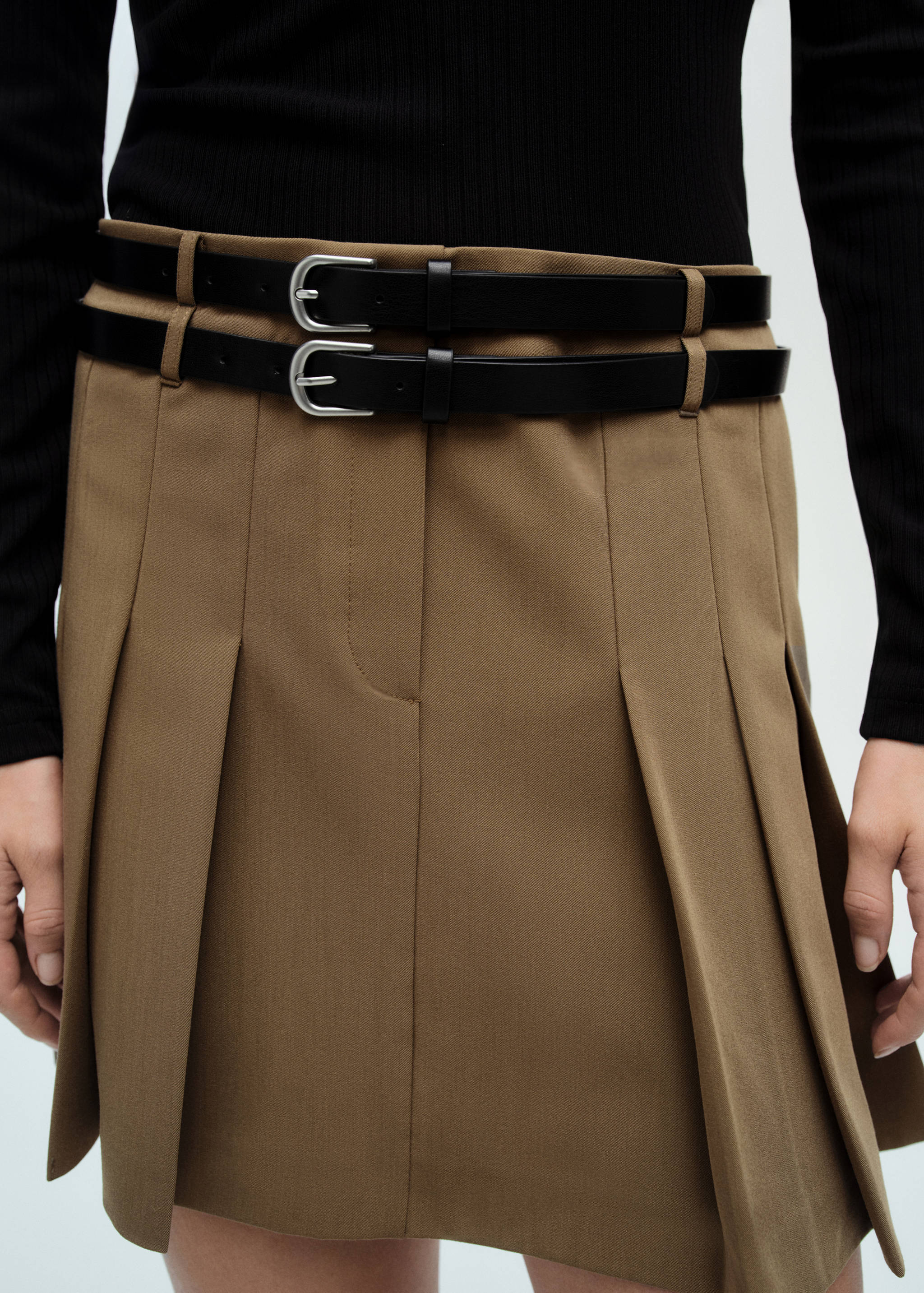 Kombinirana plisirana haljina s remenom - Prikaz srednjeg dijela