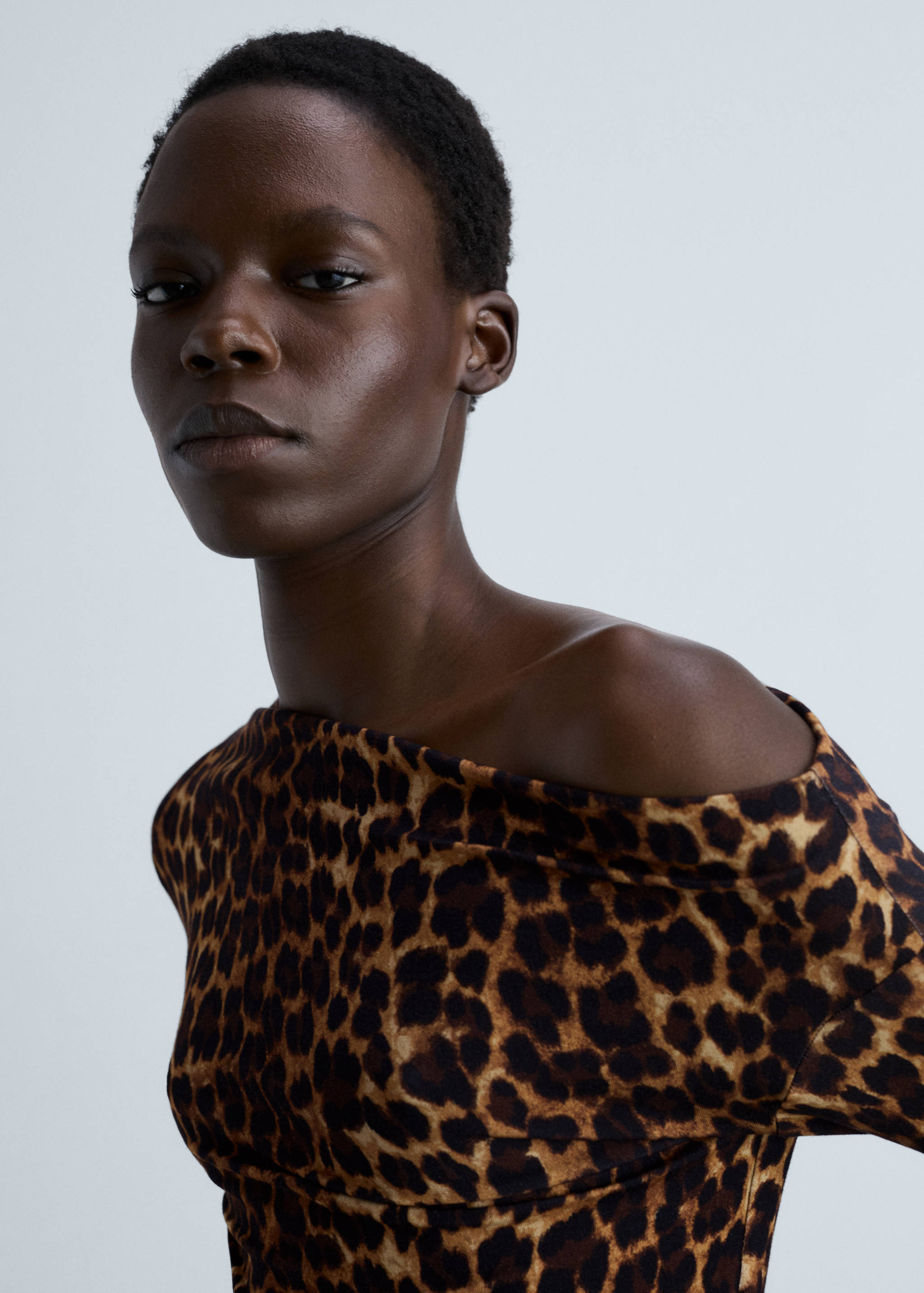 Aszimmetrikus nyakú állatmintás póló - A termék adatai 1