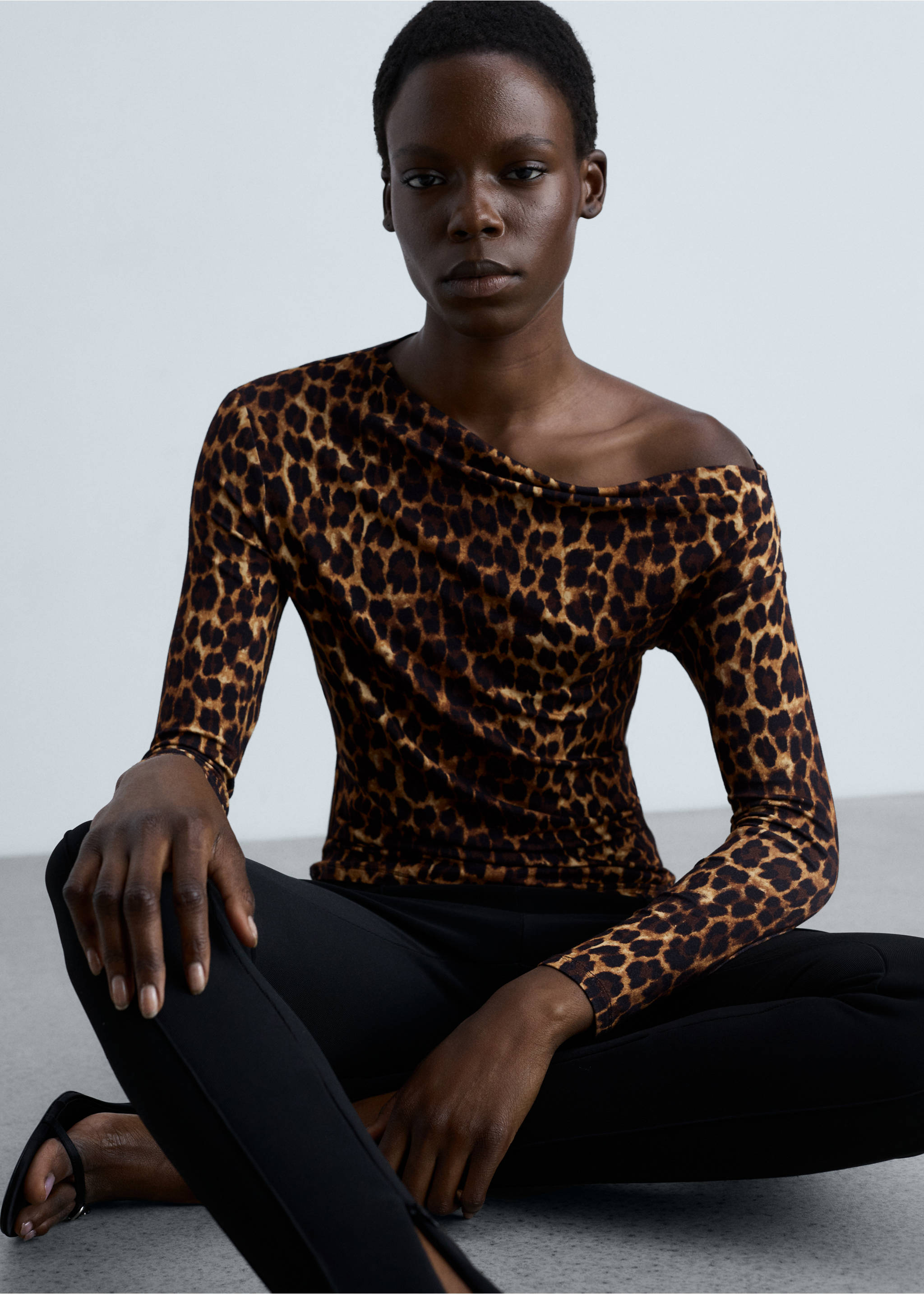 Animal-print t-shirt with asymmetrical neck - Details of the article 2, Brown. Ref: 87060655-00.