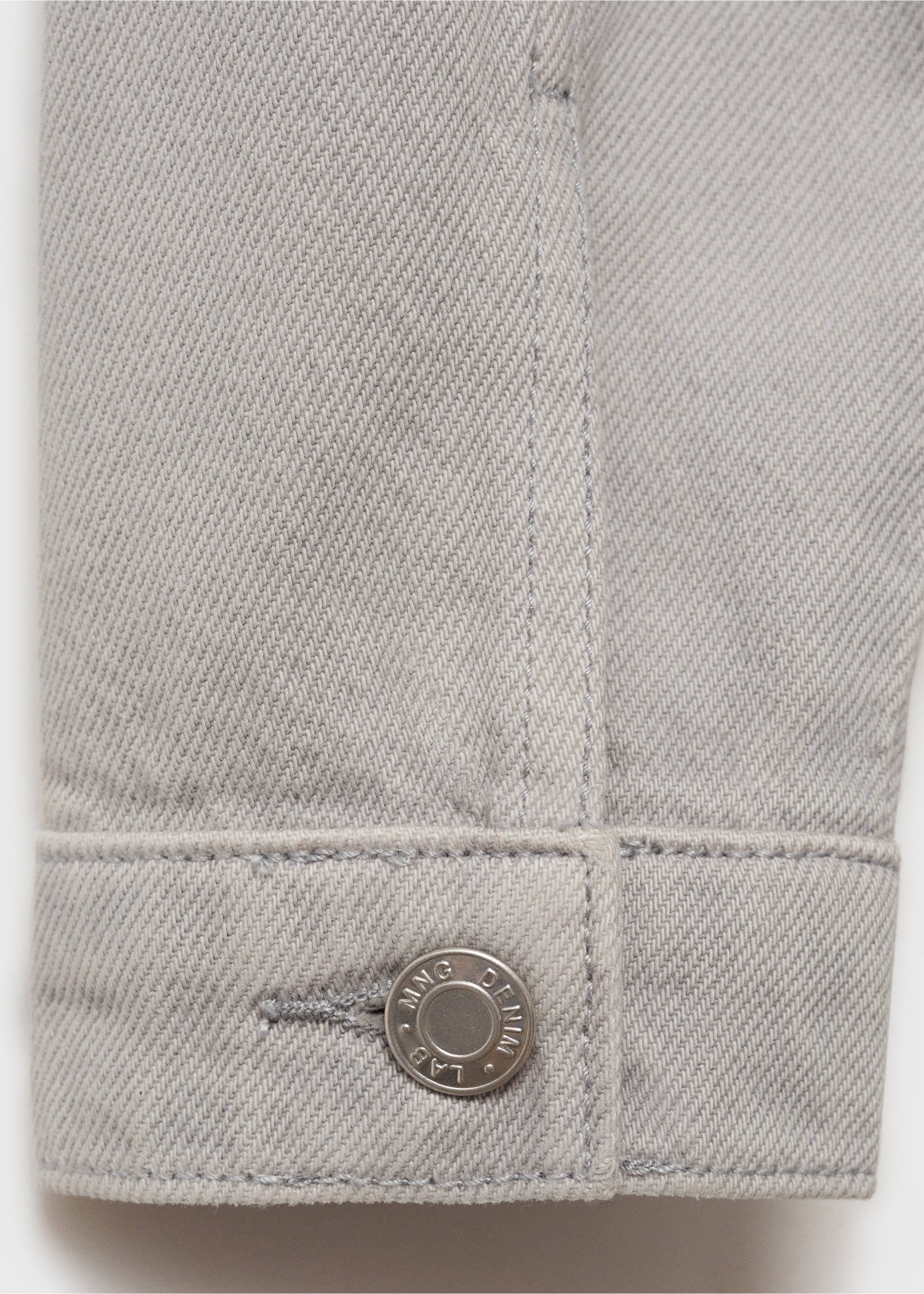 Jeansjacke mit Nieten - Detail des Artikels 0, Denim Grau. Ref: 87061049-00.