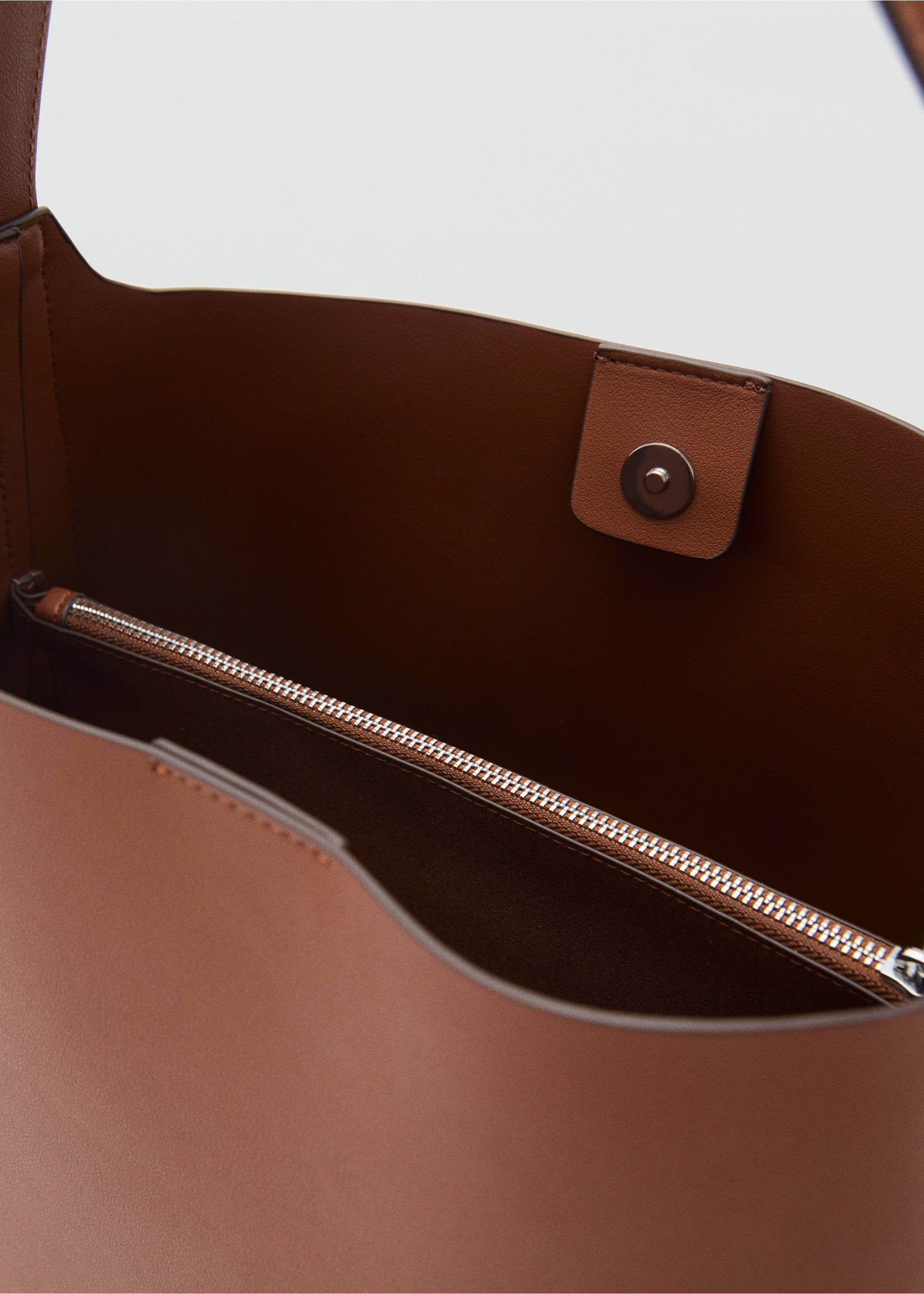 Shopper bag with buckle - Details of the article 2, Leather. Ref: 87061051-00.