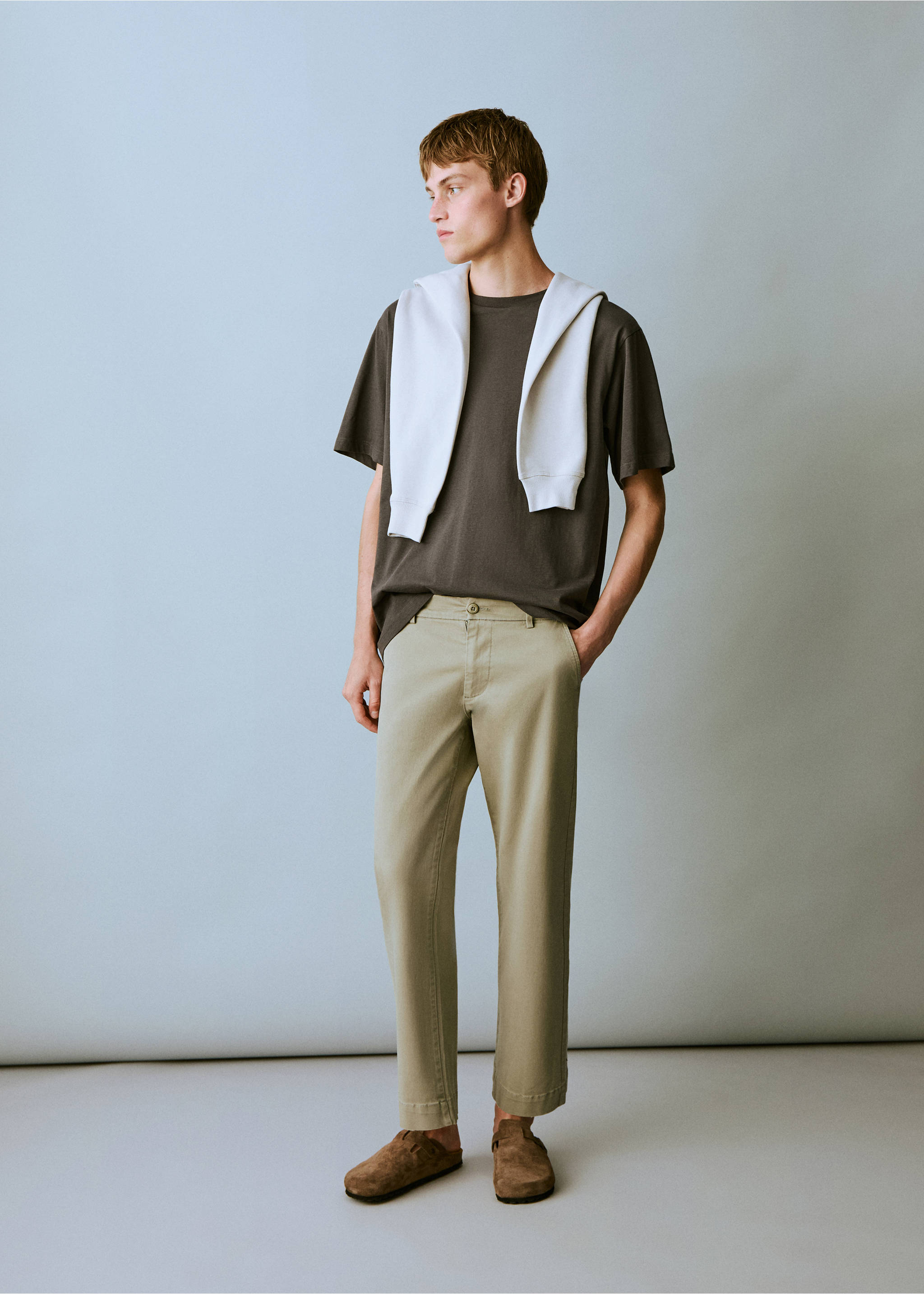 Pantalón chino straight fit - Plano general, Verde menta. Ref: 87061054-00.