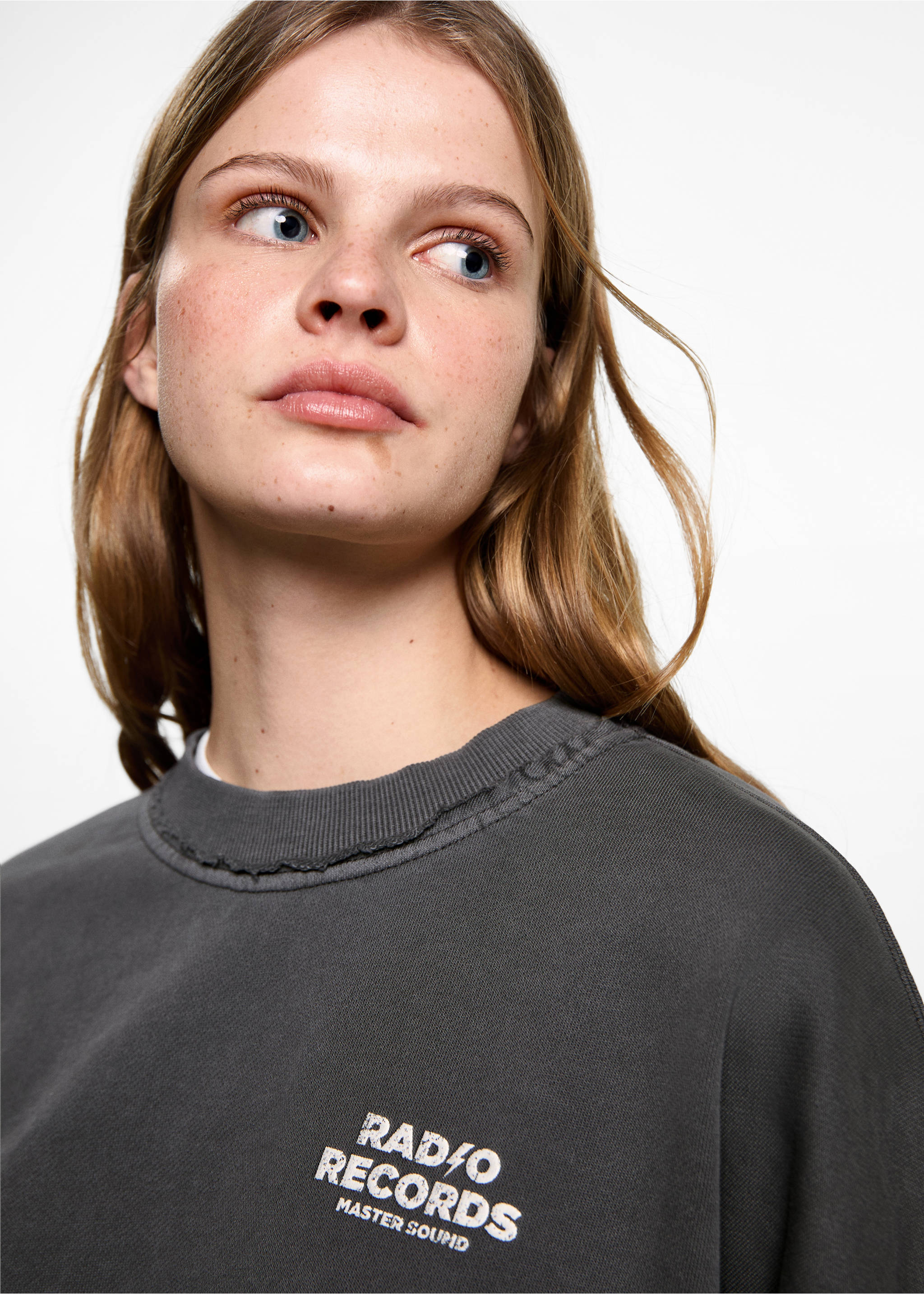 Distressed-effect sweatshirt - Details of the article 1, Charcoal. Ref: 87061515-00.