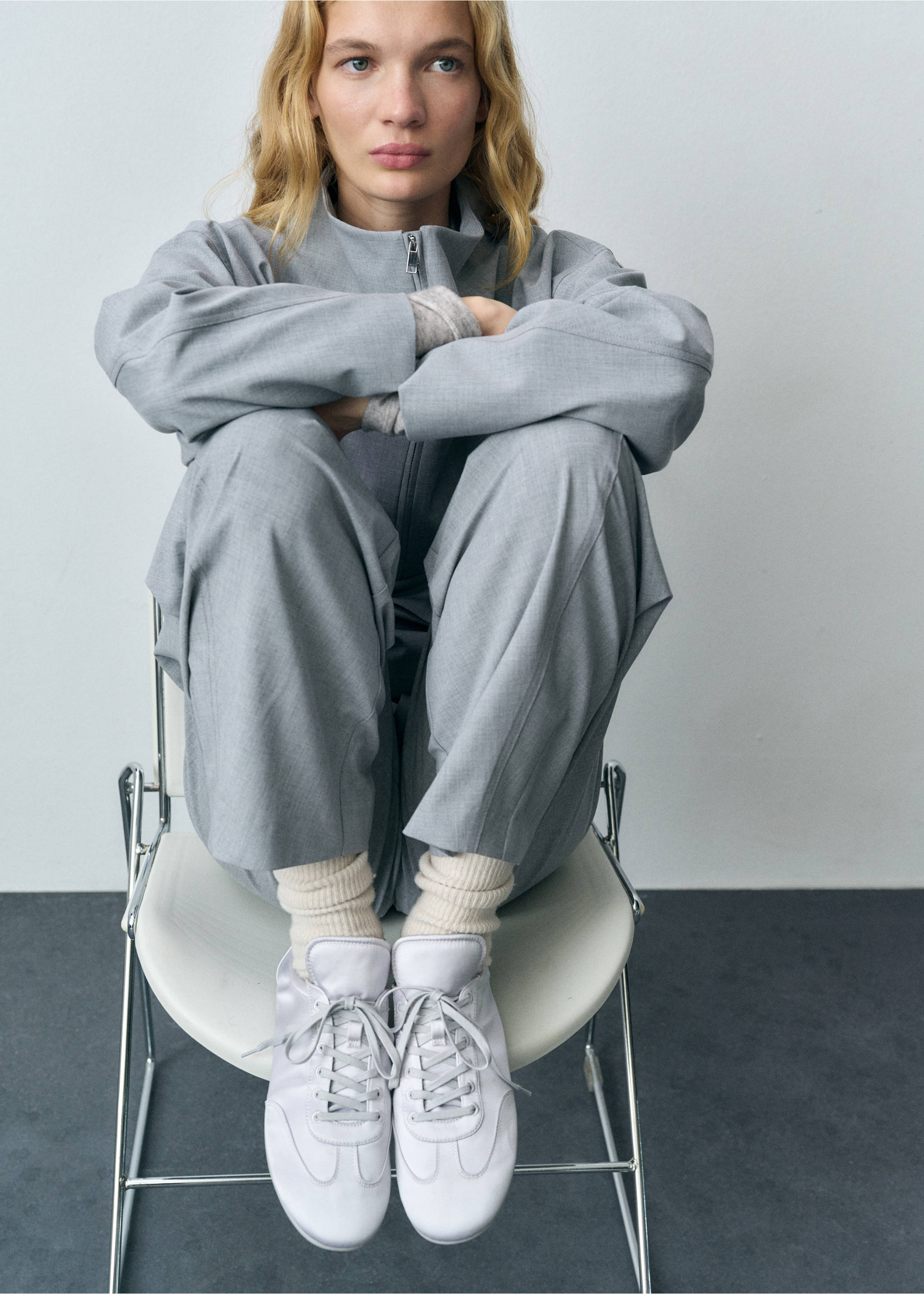 Sapatilhas acetinadas com cordões - Plano geral, Prata. Ref: 87062533-00.