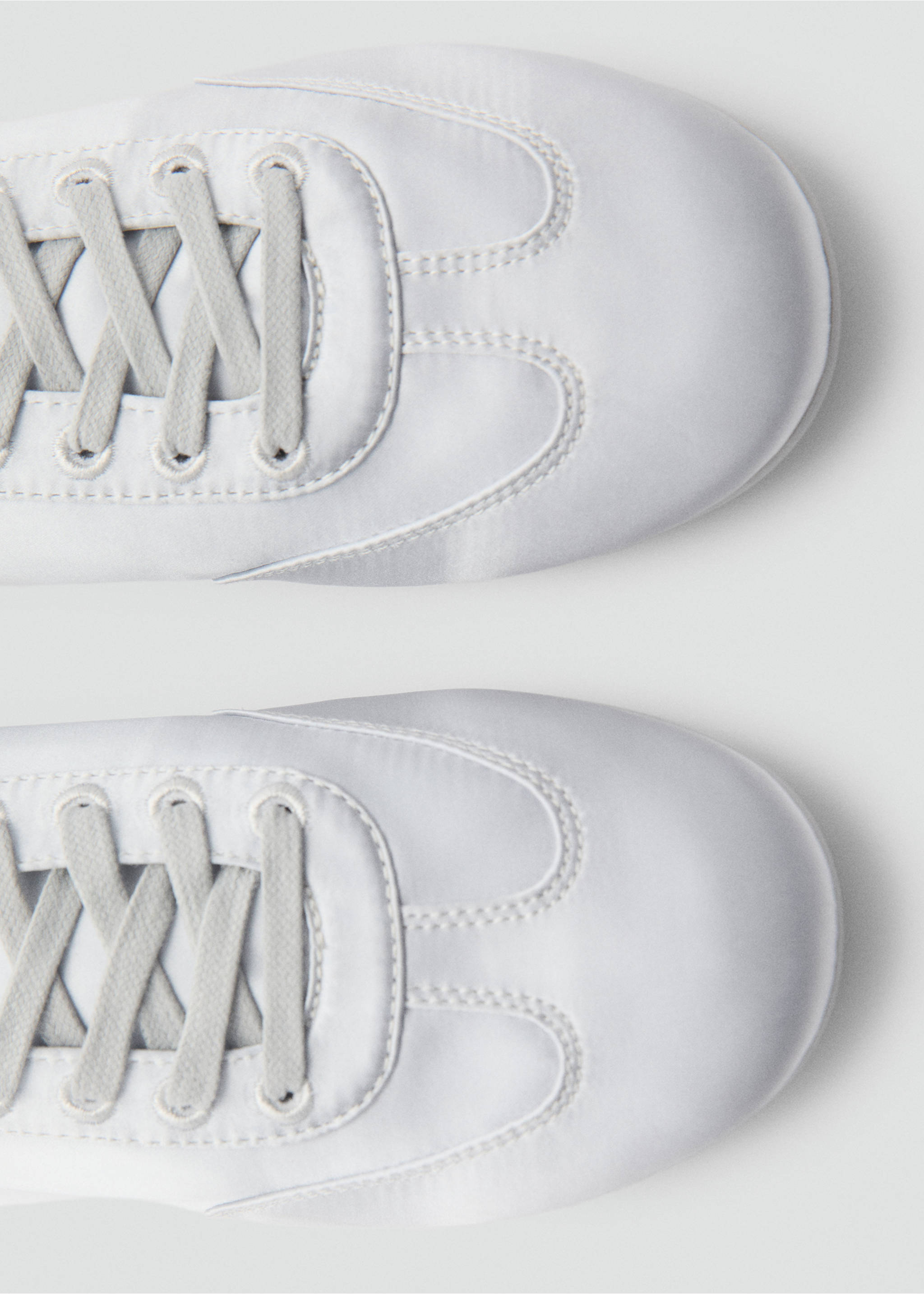 Sapatilhas acetinadas com cordões - Pormenor do artigo 2, Prata. Ref: 87062533-00.