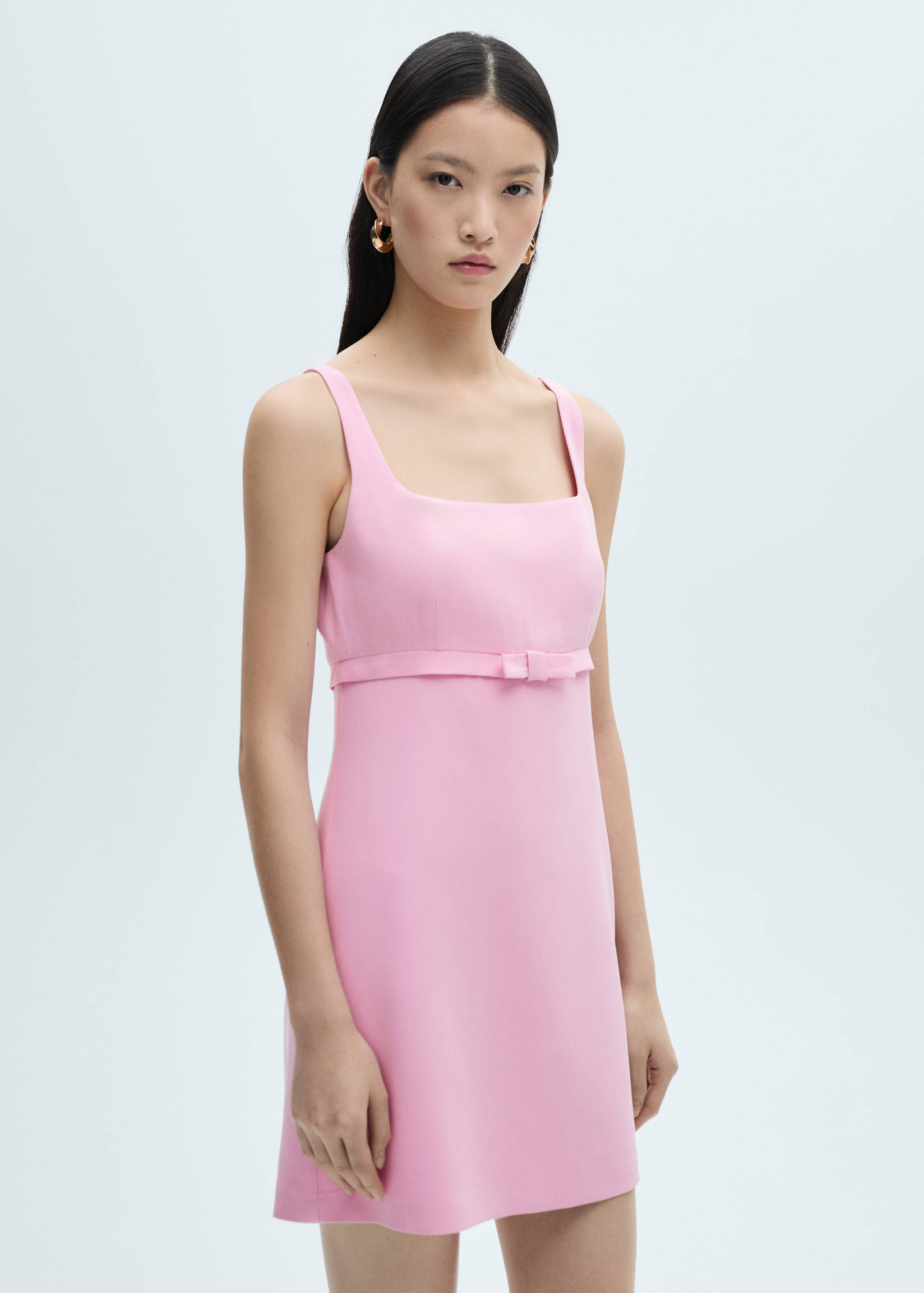 Robe courte détail nœud - Plan moyen