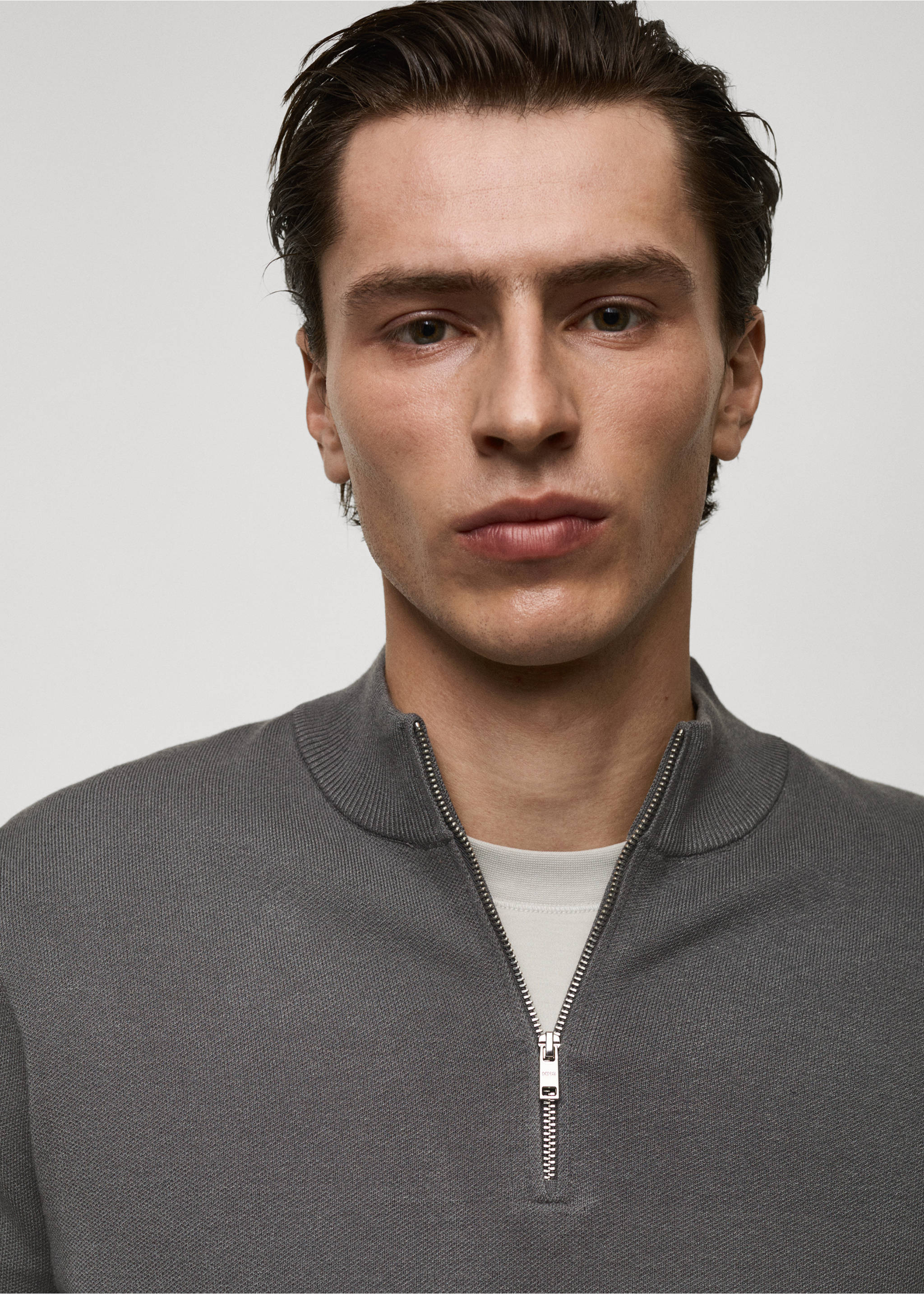 Perkins-neck sweater with zip - Details of the article 1, Grey. Ref: 87062890-00.